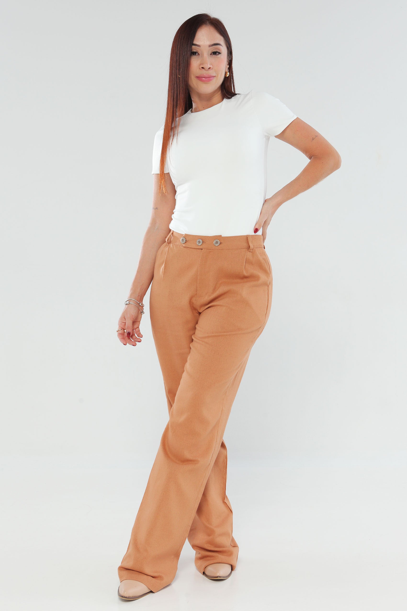 Pantalon pretina con cruce y prenses.