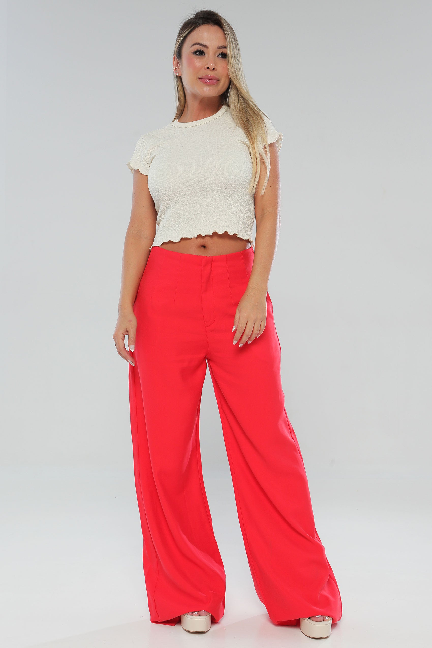 Pantalón silueta semiajustada sin pretina.