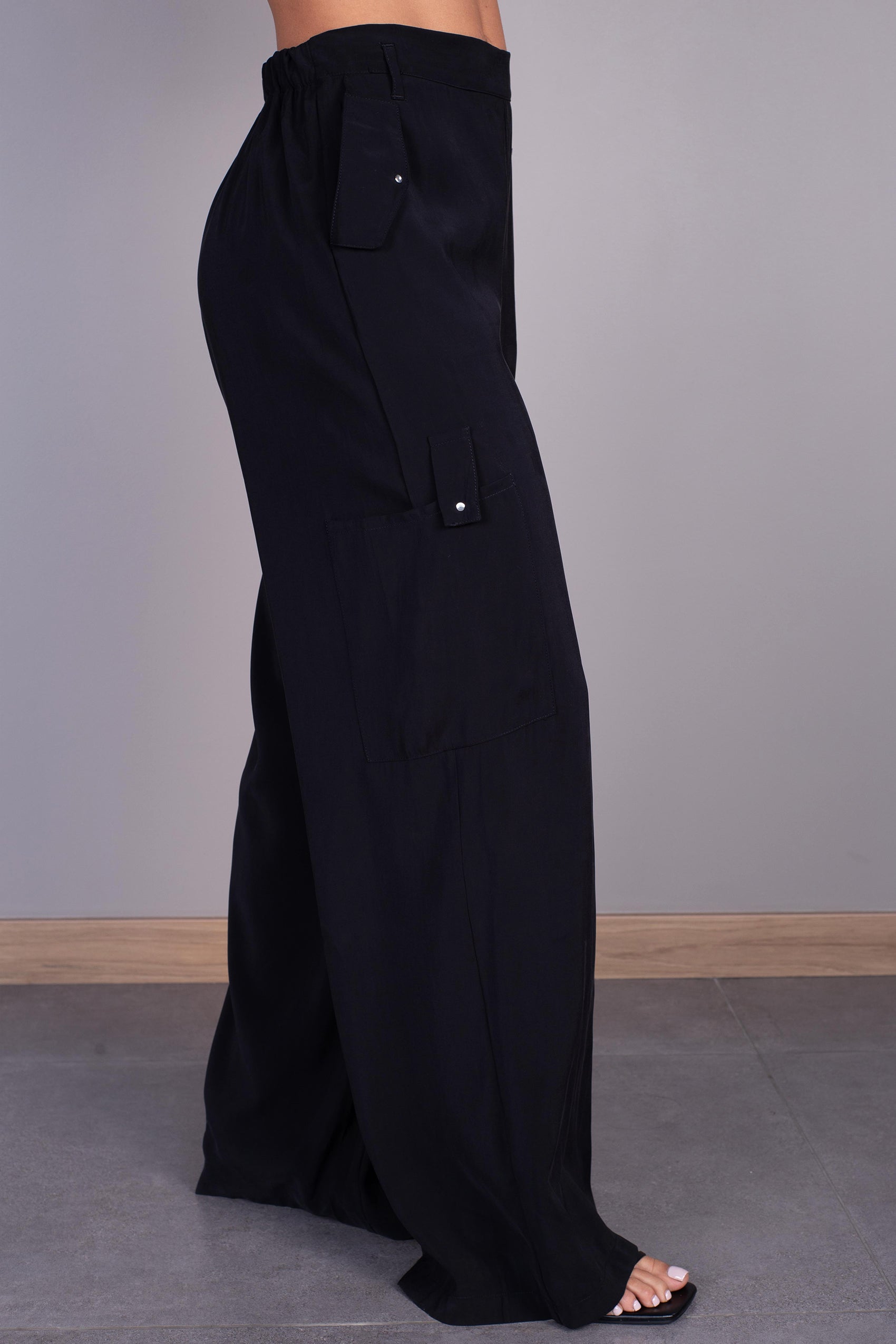 PANTALÓN SILUETA FLARE CON BOLSILLO