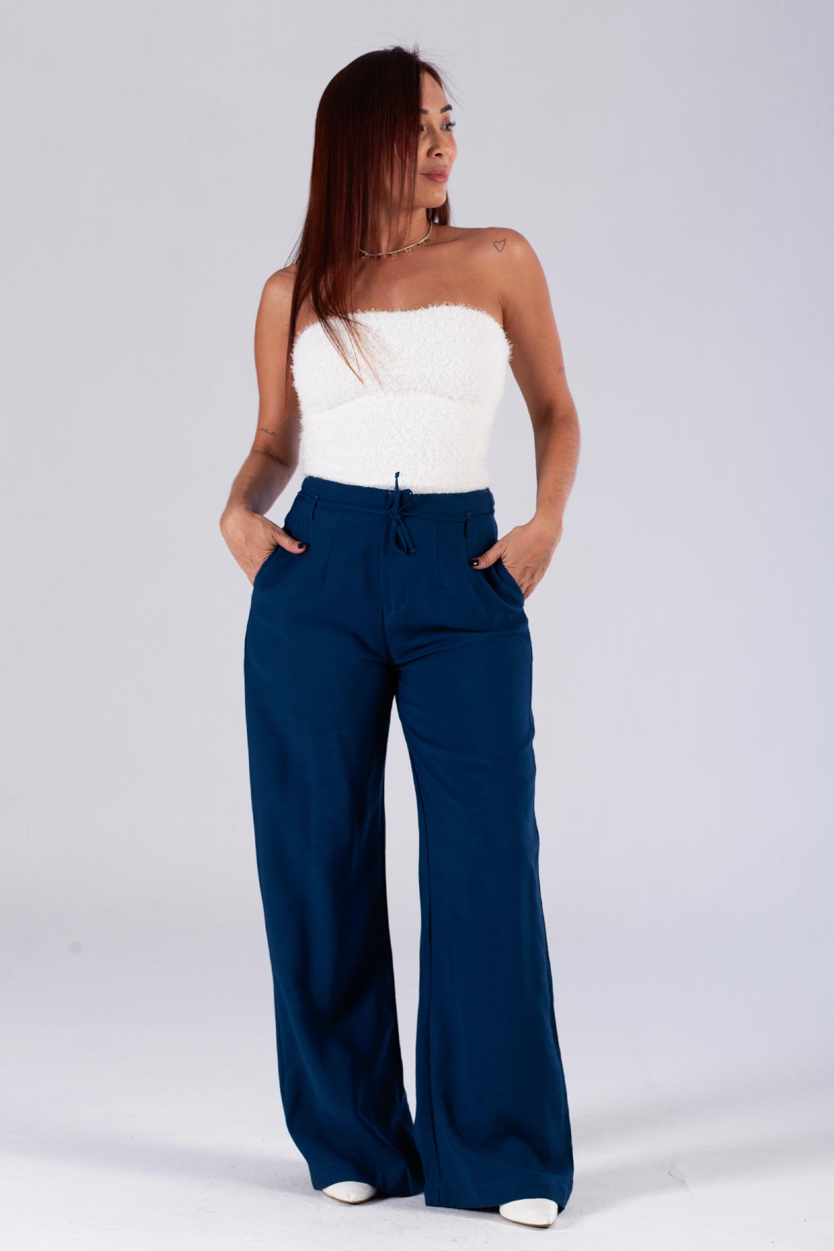 PANTALON SILUETA SEMIAJUSTADA CON PINZAS