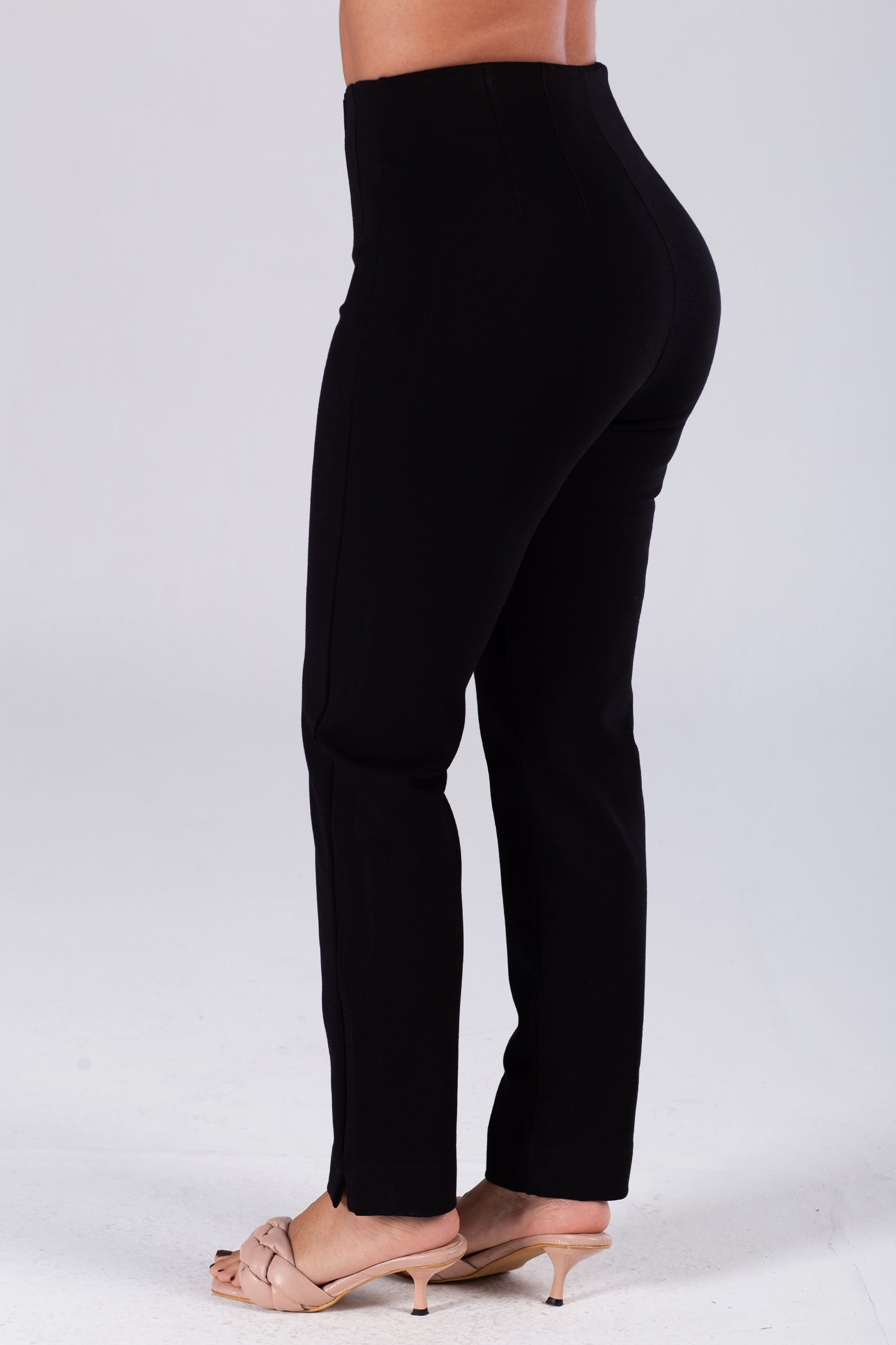 PANTALÓN SILUETA AJUSTADO CON PINZAS EN DELANTERO Y POSTERIOR