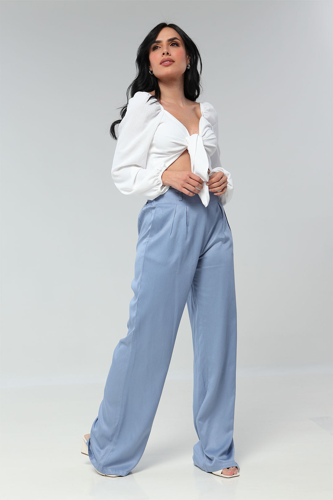Pantalón silueta amplia con tiro alto y pretina posterior resortada