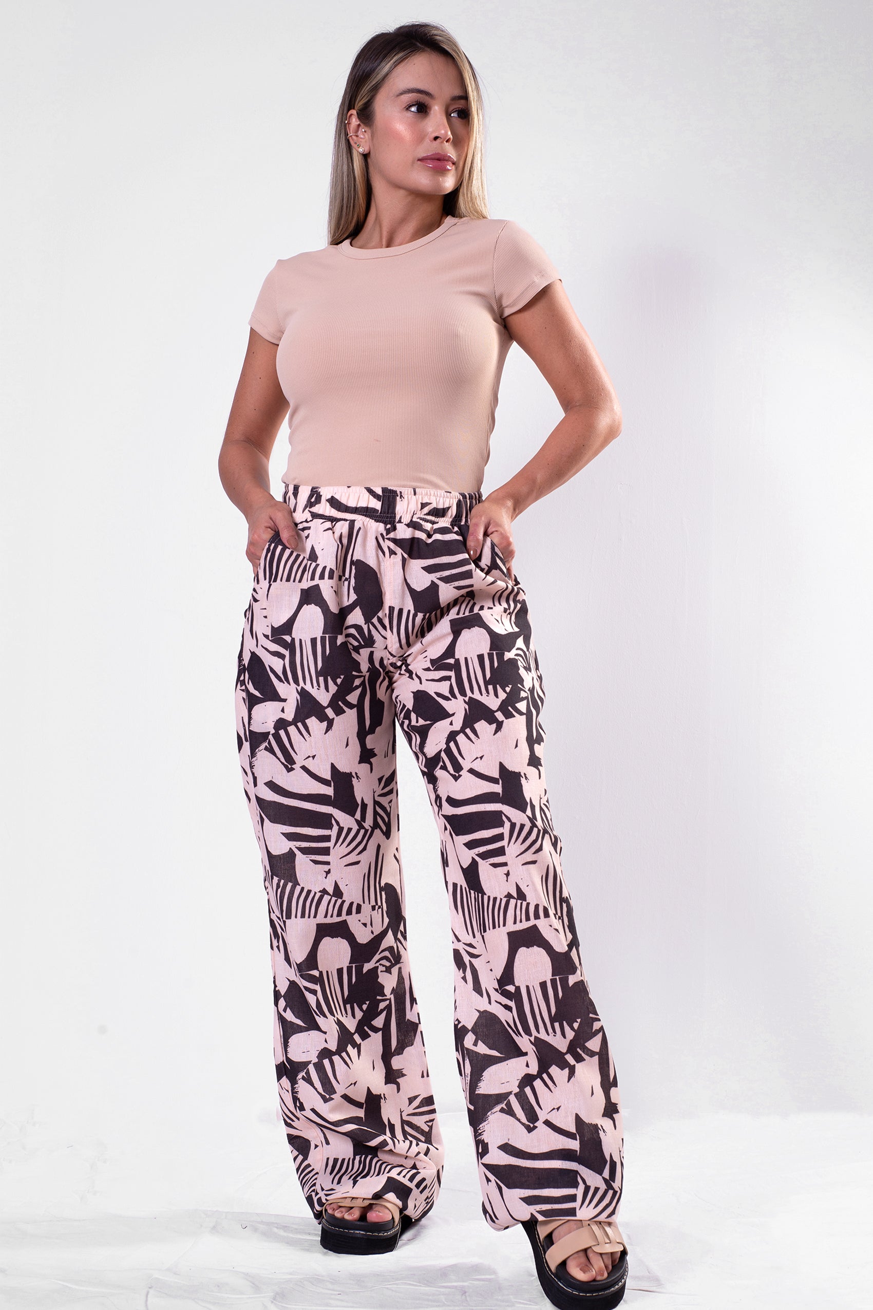 PANTALON SILUETA AMPLIA EN TELA TIPO LINO ESTAMPADO  CON PRETINA RESORTADA
