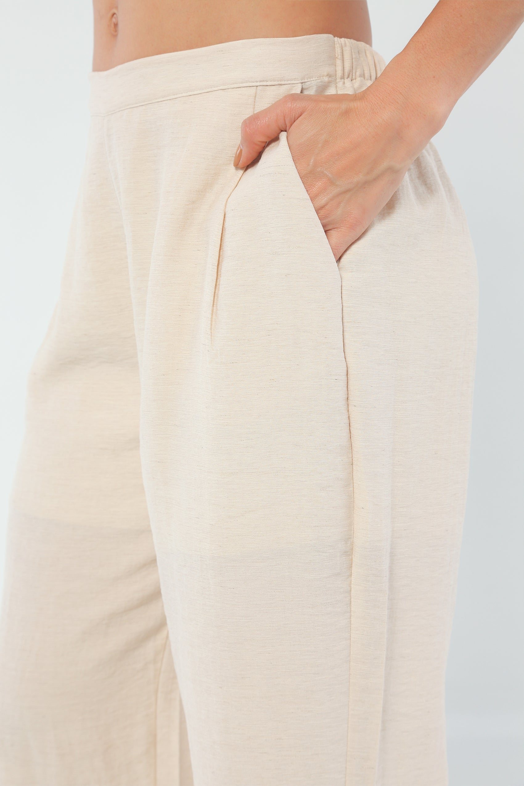 CONJUNTO SILUETA FLARED CON PRETINA DELGADA Y DETALLE EN CINTURA