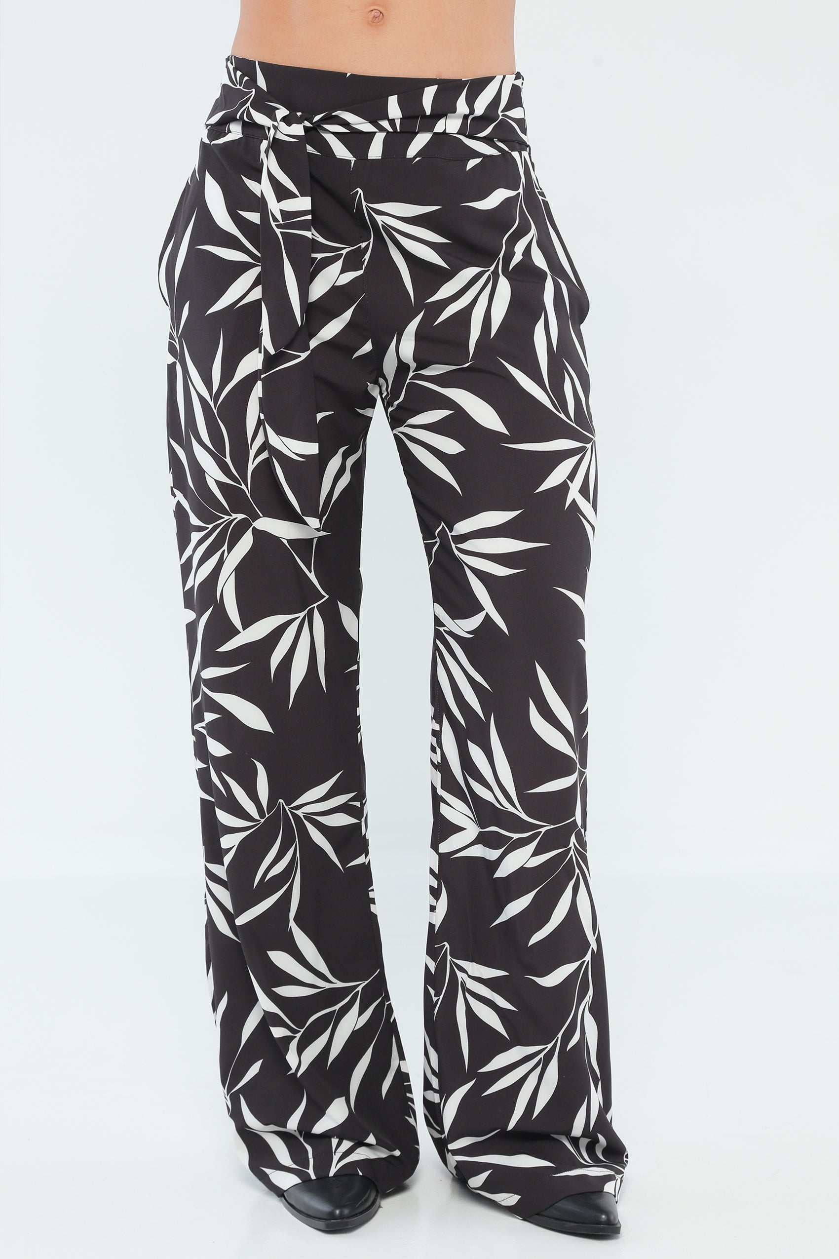 PANTALON SILUETA AMPLIA CON CINTURON  Y CREMALLERA EN COSTADO
