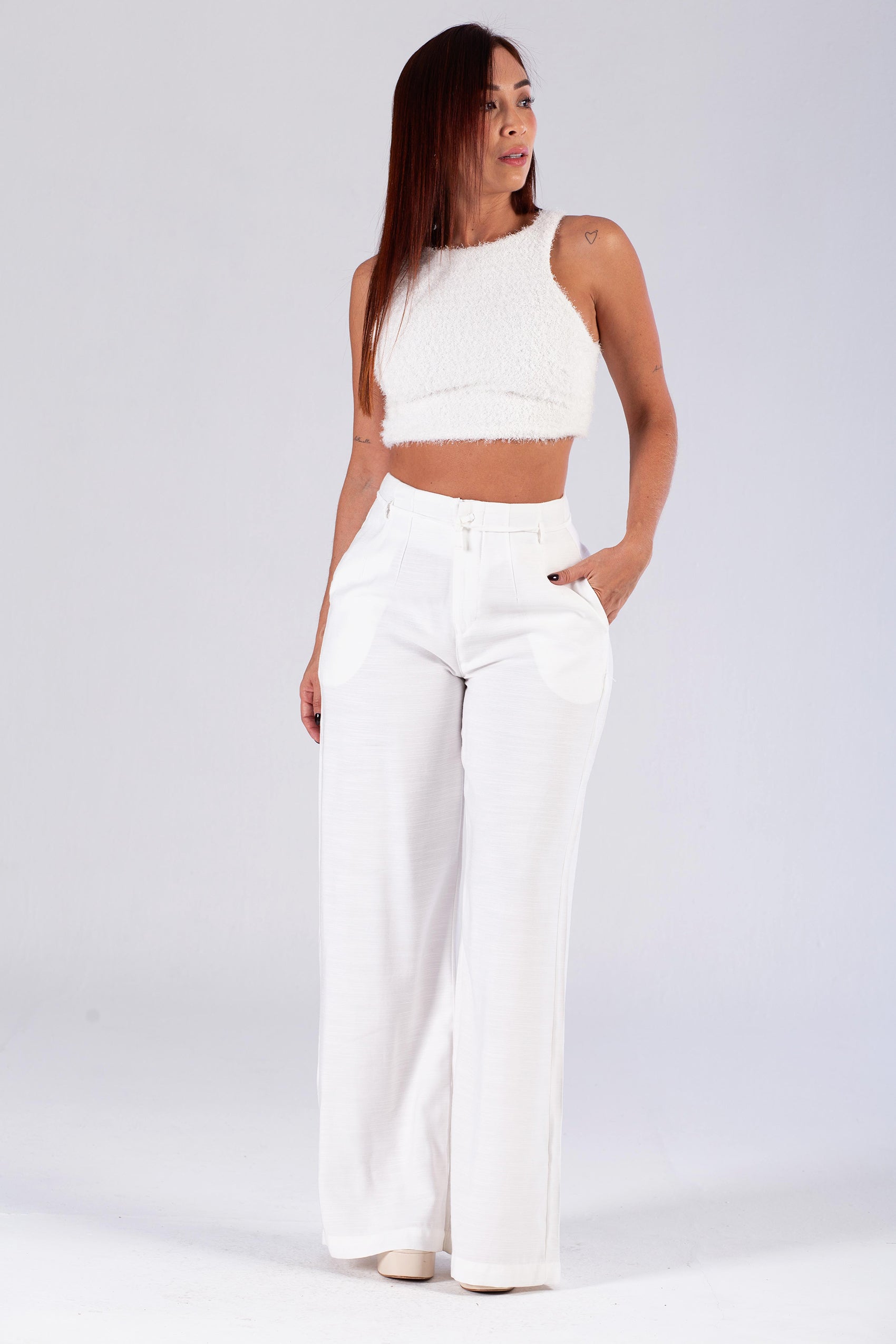 PANTALON SILUETA SEMIAJUSTADA CON PINZAS