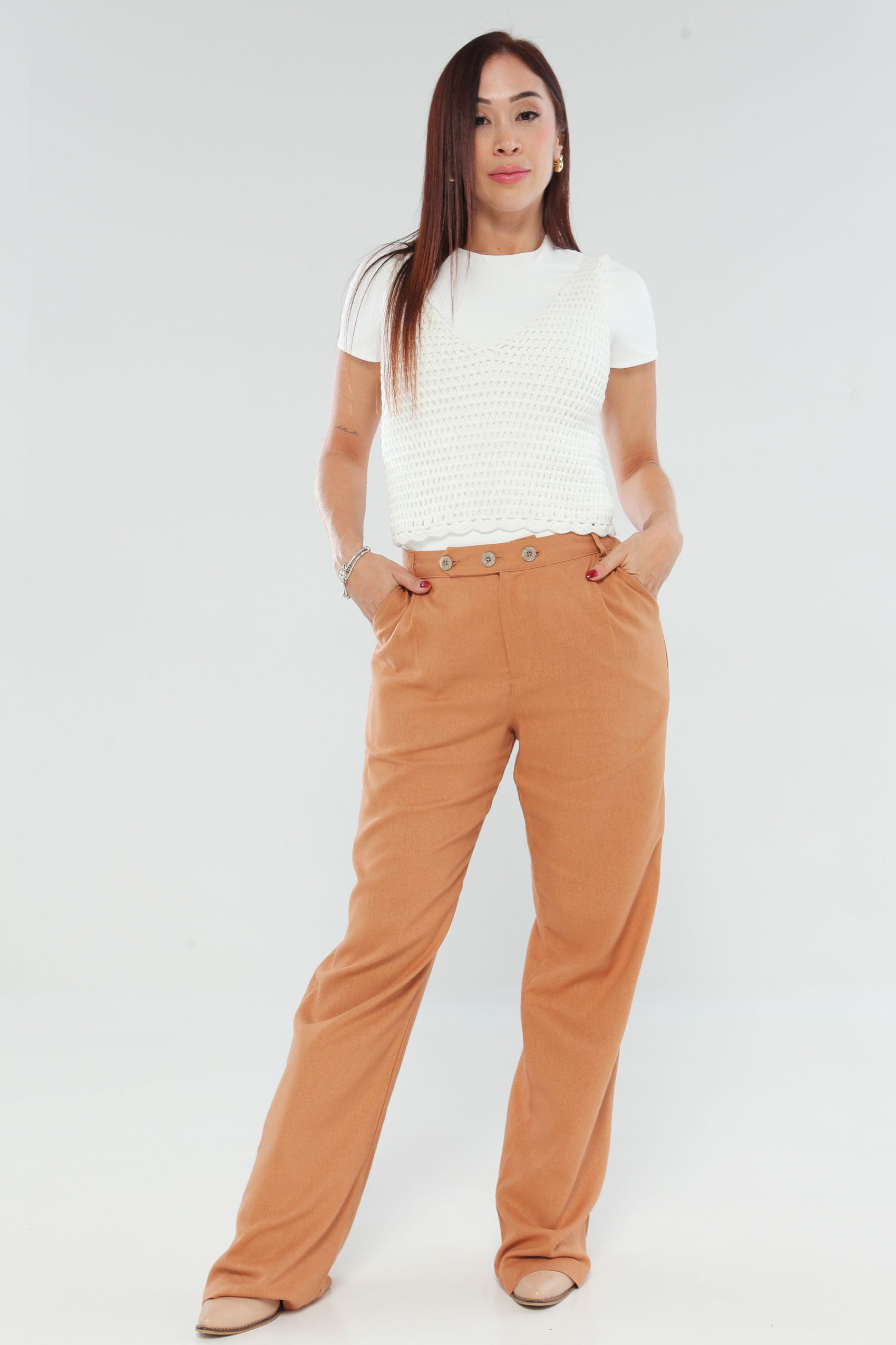 Pantalon pretina con cruce y prenses.