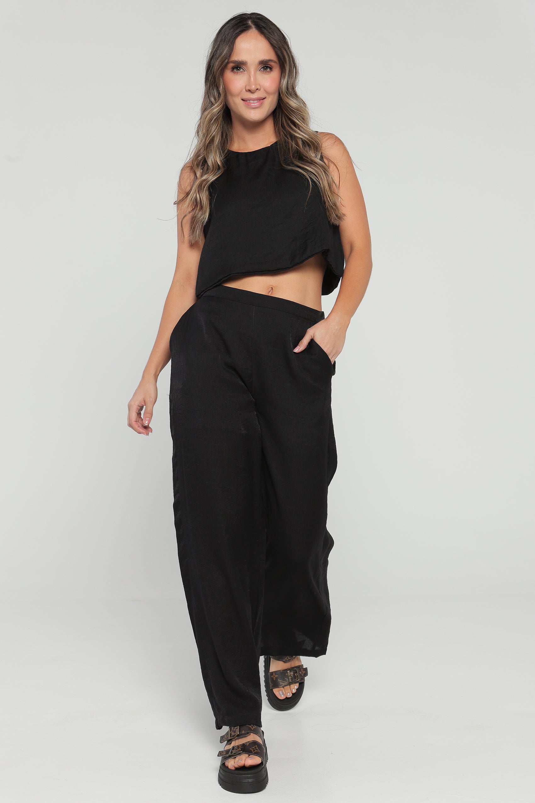 CONJUNTO PANTALON CON PRETINA LISA EN DELANTERO