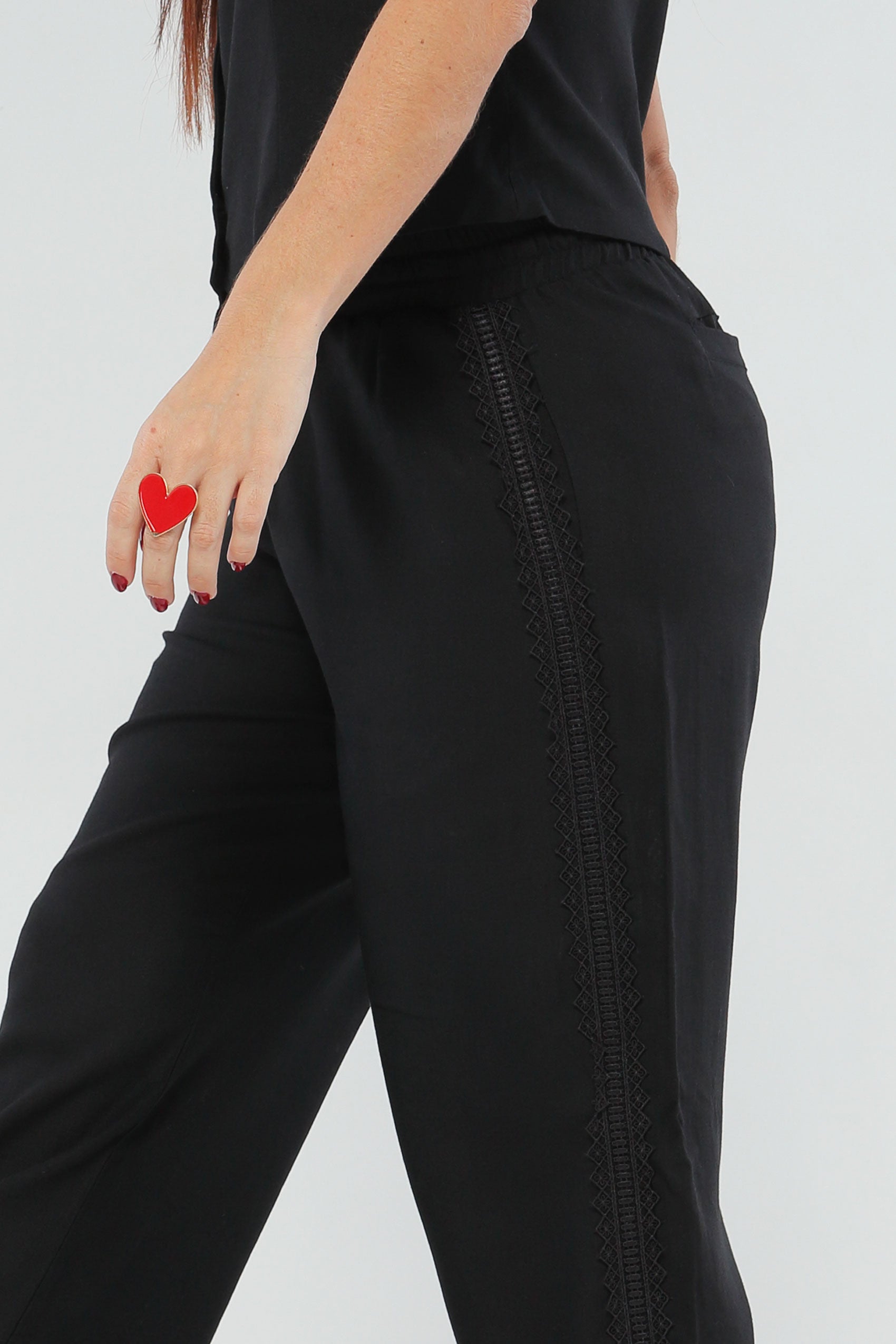 Pantalón silueta flared con cintura elástica, tela lin.