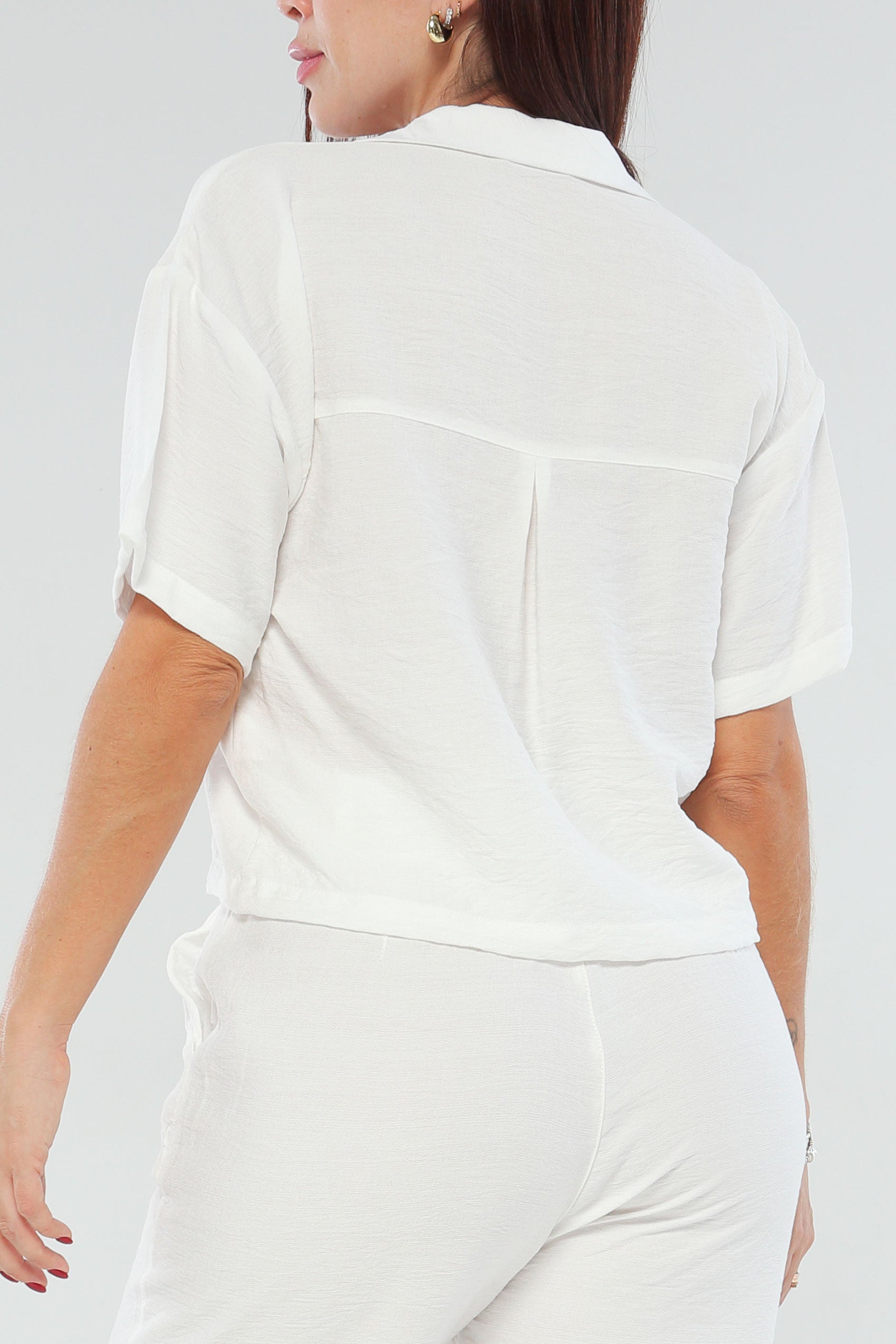 Conjunto de pantalón silueta amplia y camisa corta silueta oversize.