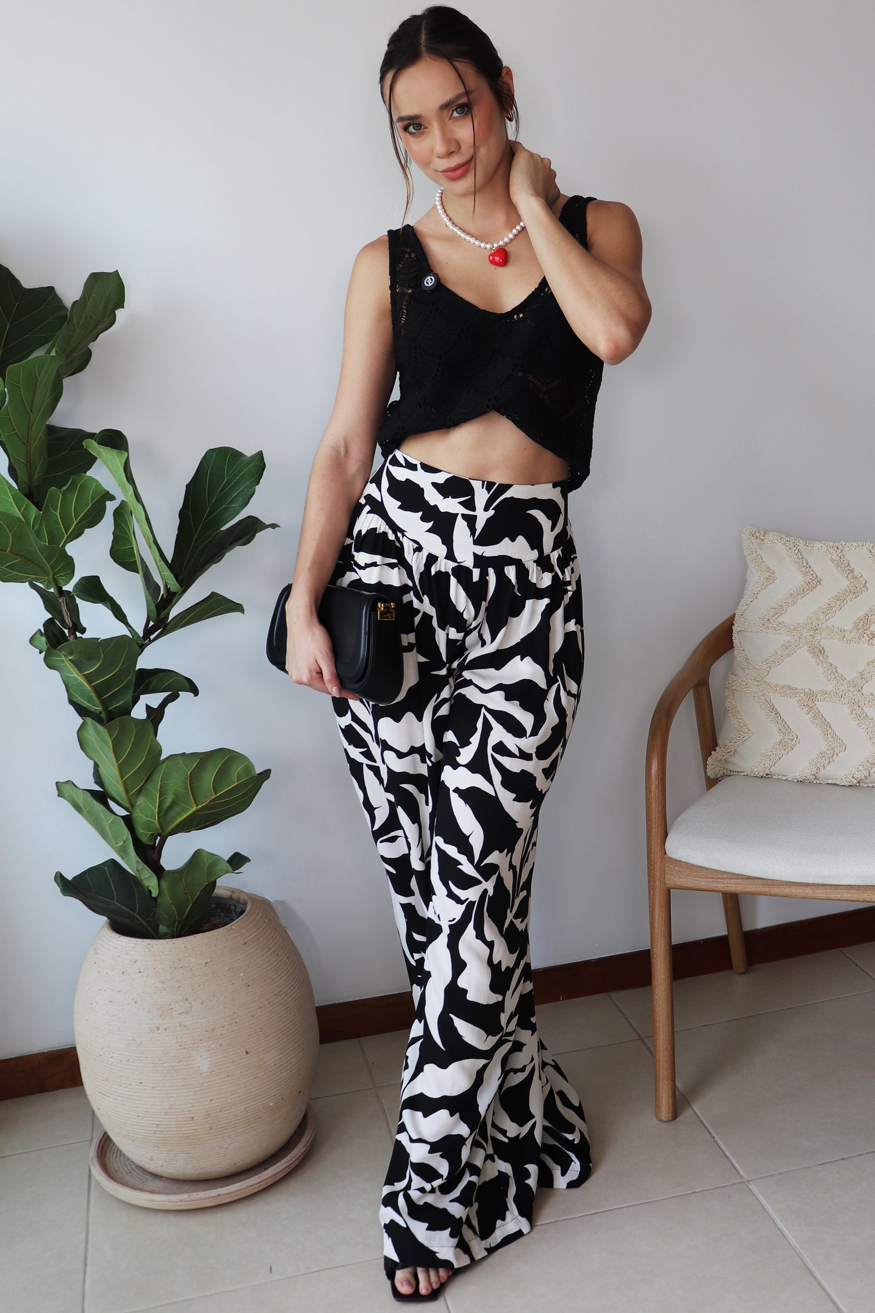 PANTALON ESTAMPADO CON PRETINA ANATOMICA CON DETALLE EN PRETINA