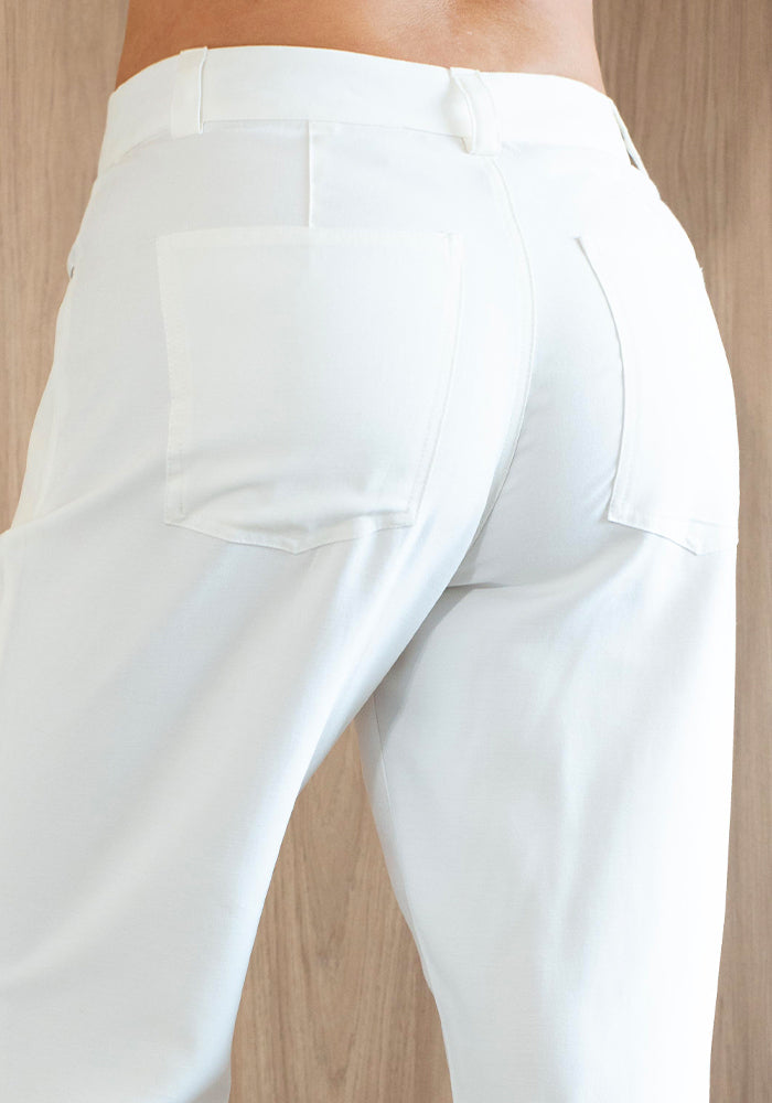 PANTALÓN 5 BOLSILLOS SILUETA SEMI AJUSTADO