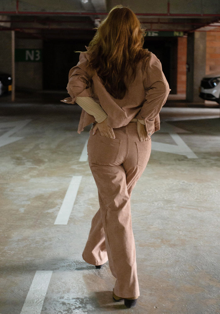 PANTALON SILUETA FLARE 5 BOLSILLOS