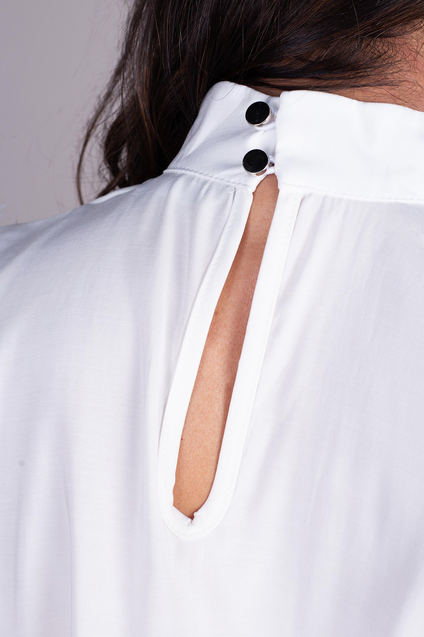 BLUSA CUELLO ALTO CON CORTE EN DELANTERO