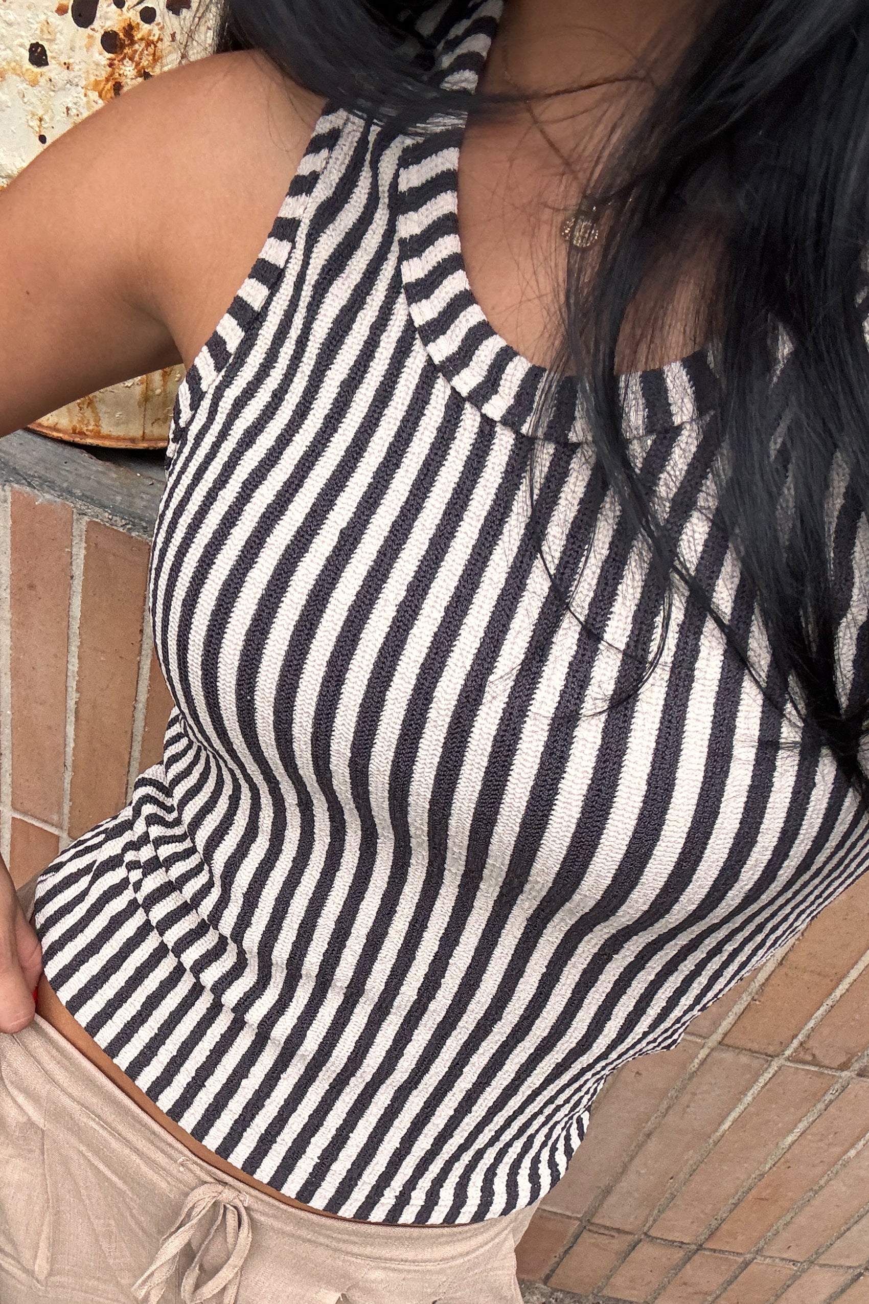 BLUSA BASICA SIN MANGAS EN TELA TIPO TEJIDA