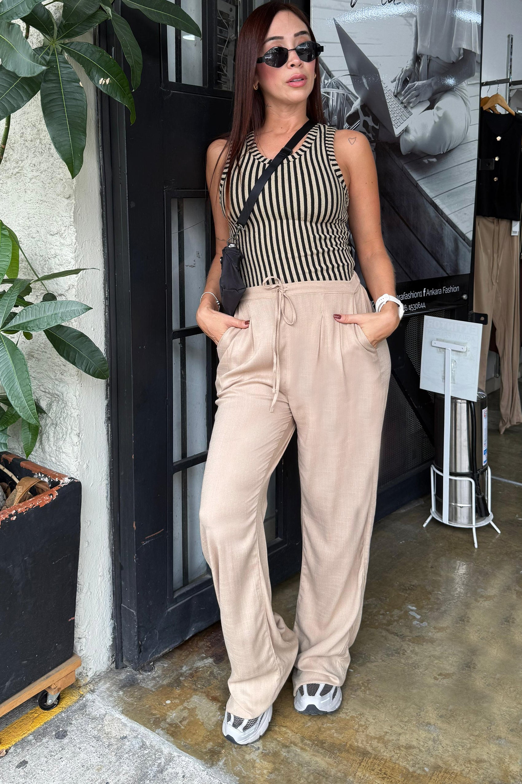 PANTALON SILUETA FLARED CON PRETINA RECOGIDA EN POSTERIOR Y CORDON