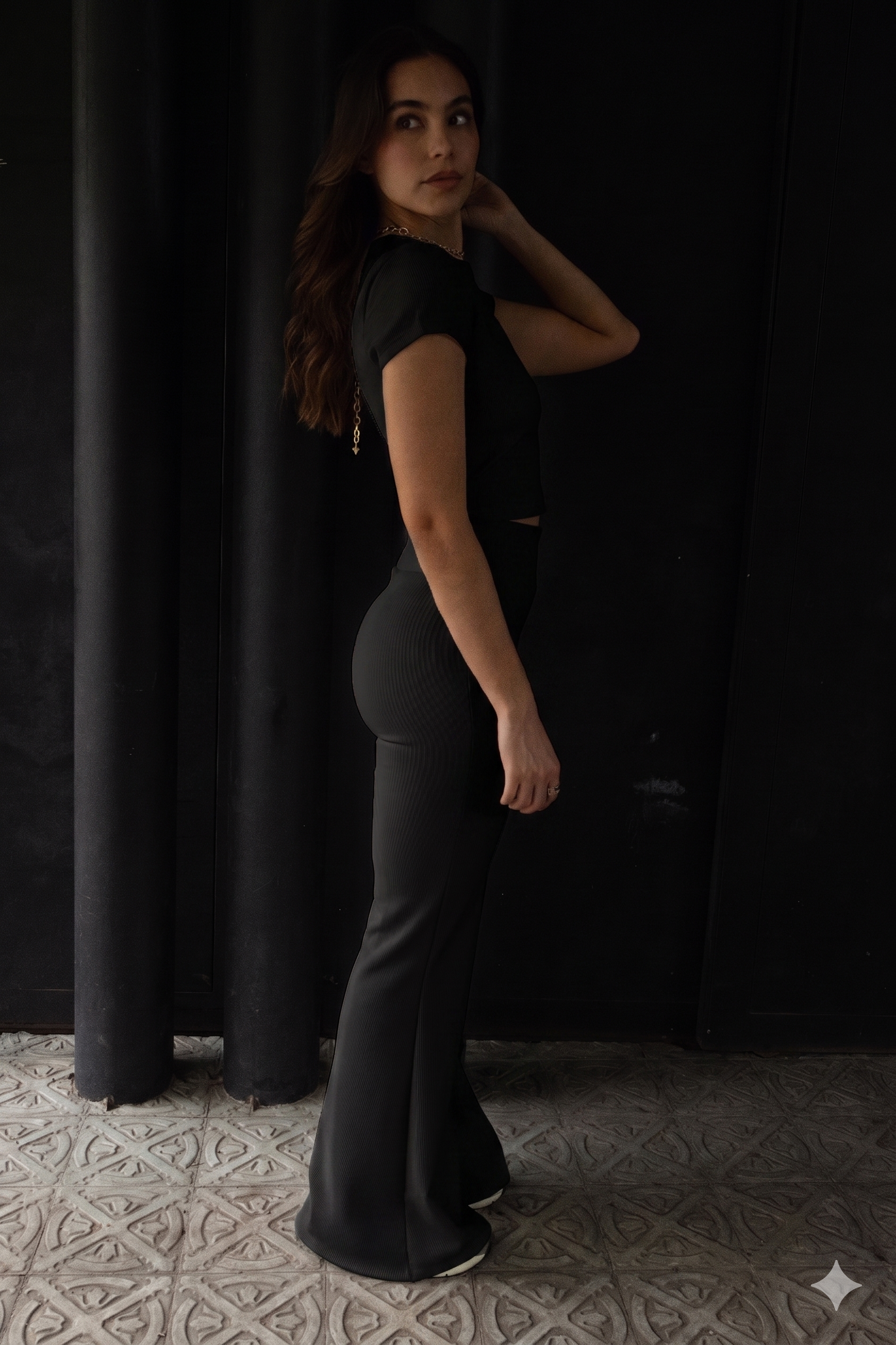 CONJUNTO BOTA CAMPANA Y CAMISA BÁSICA