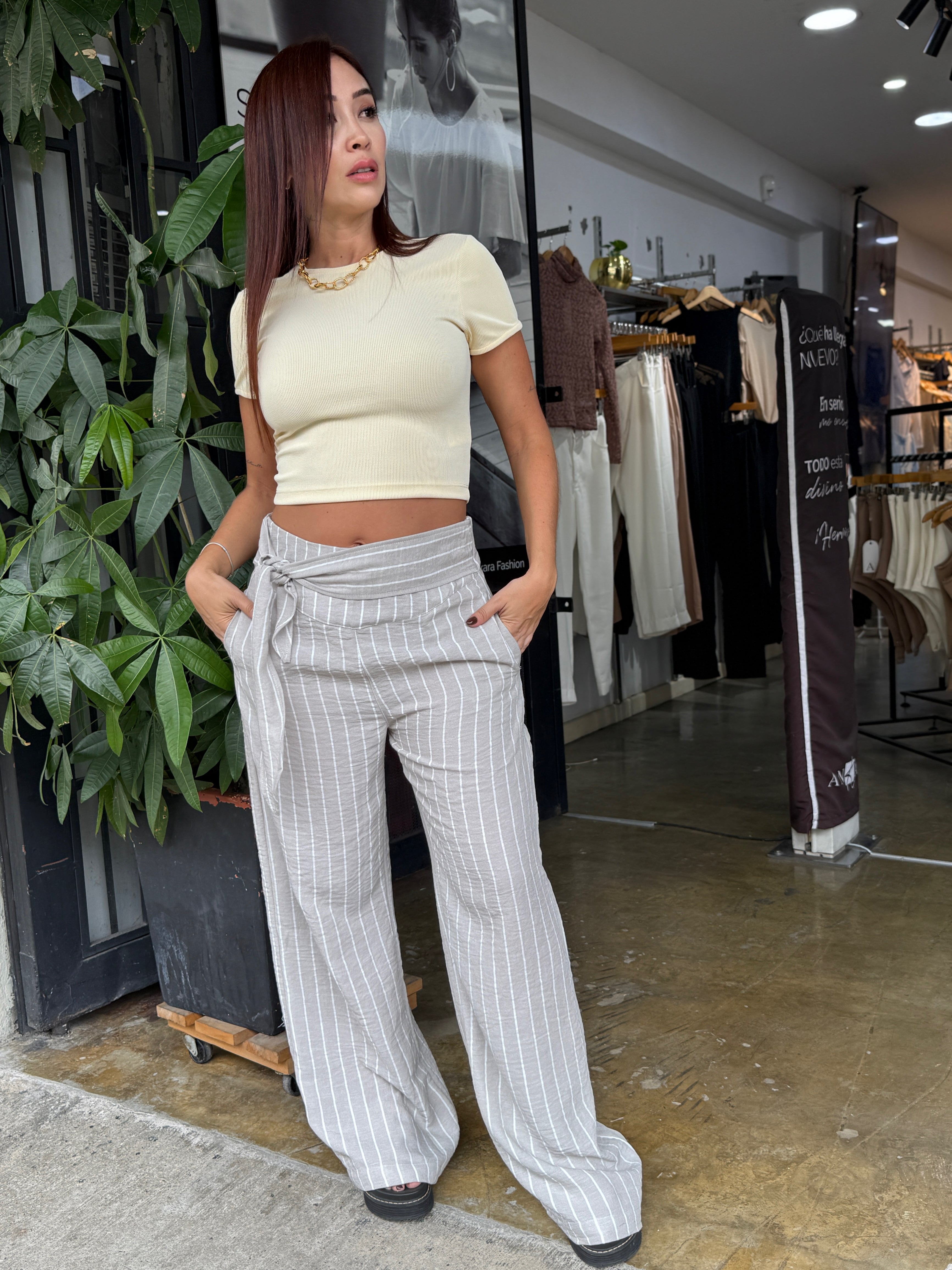 PANTALON CON CINTURON EN LA PRETINA