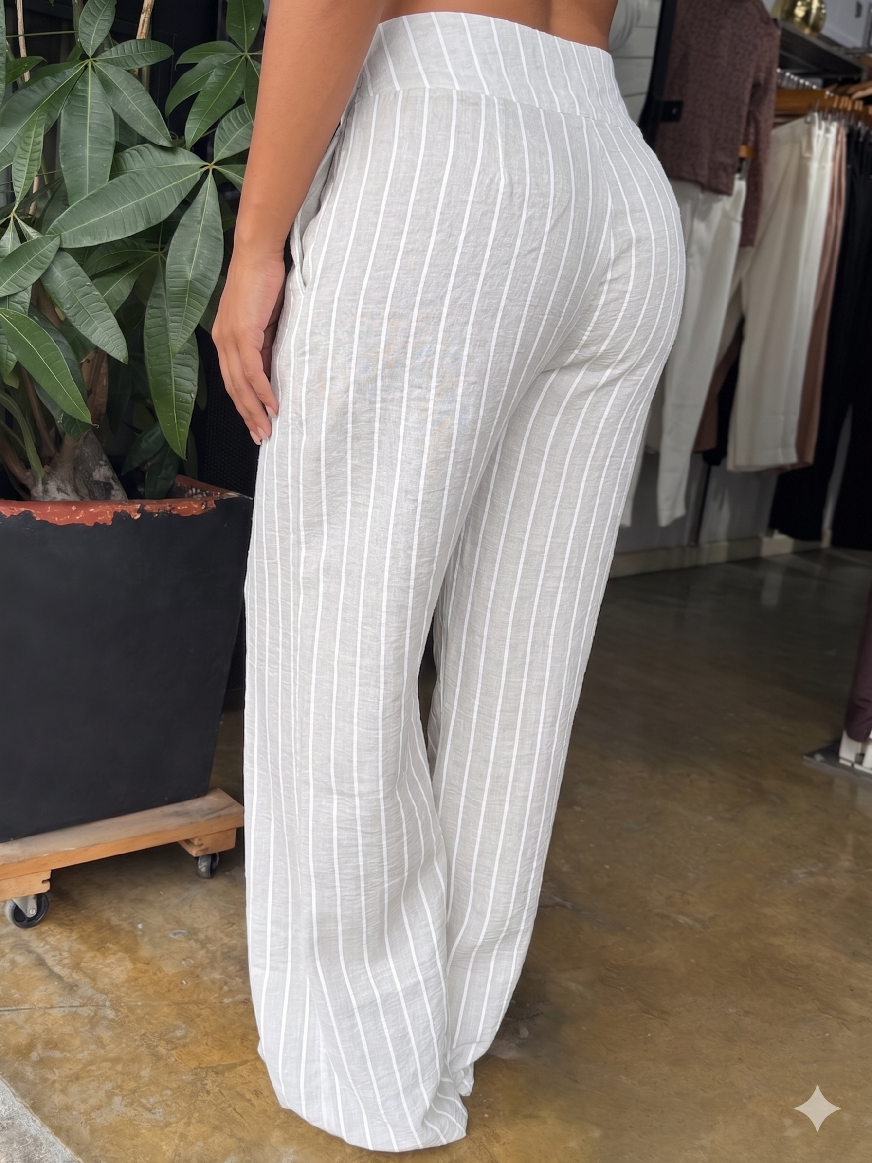 PANTALON CON CINTURON EN LA PRETINA
