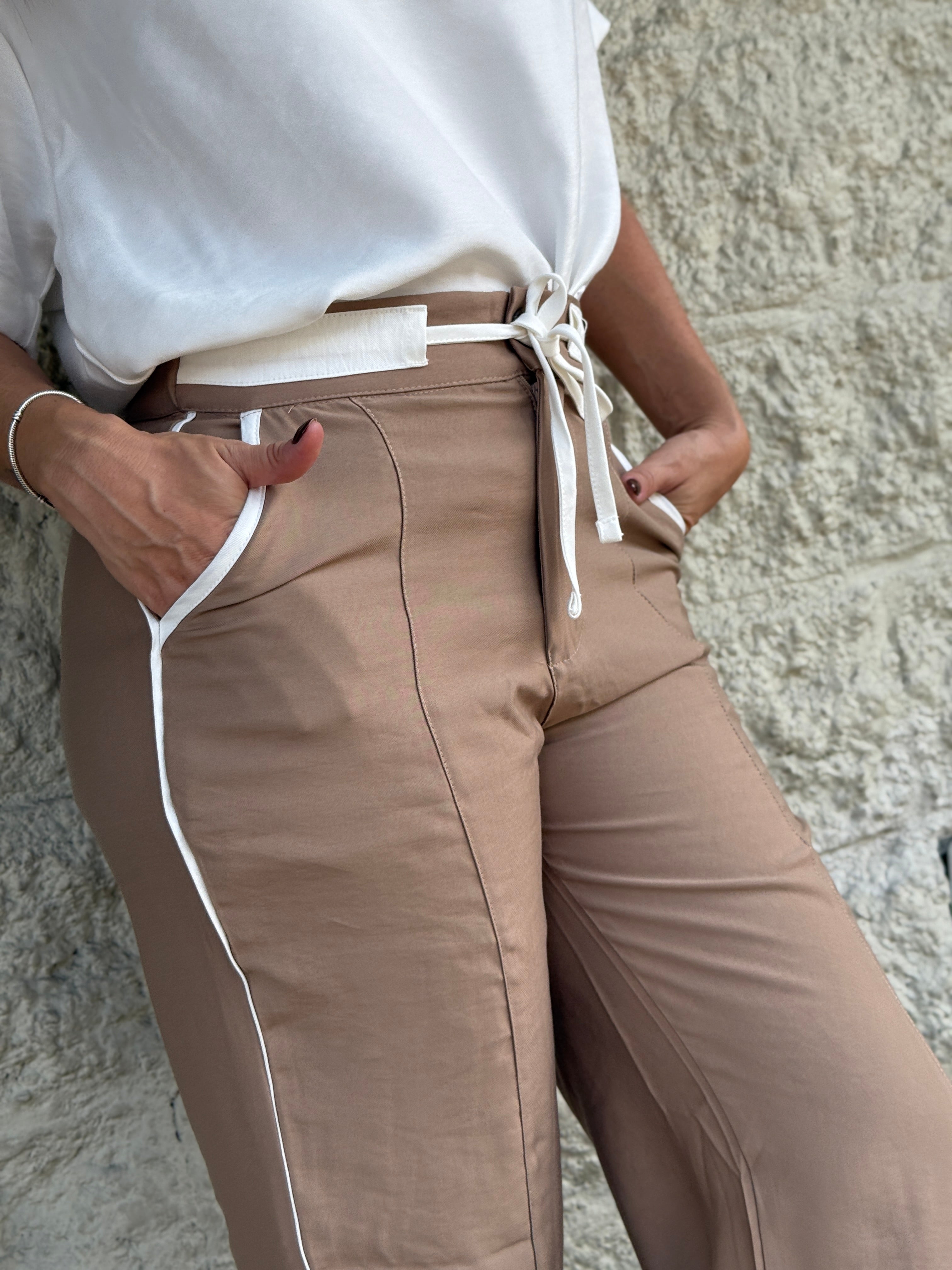 PANTALON CON VIVO EN LOS COSTADOS