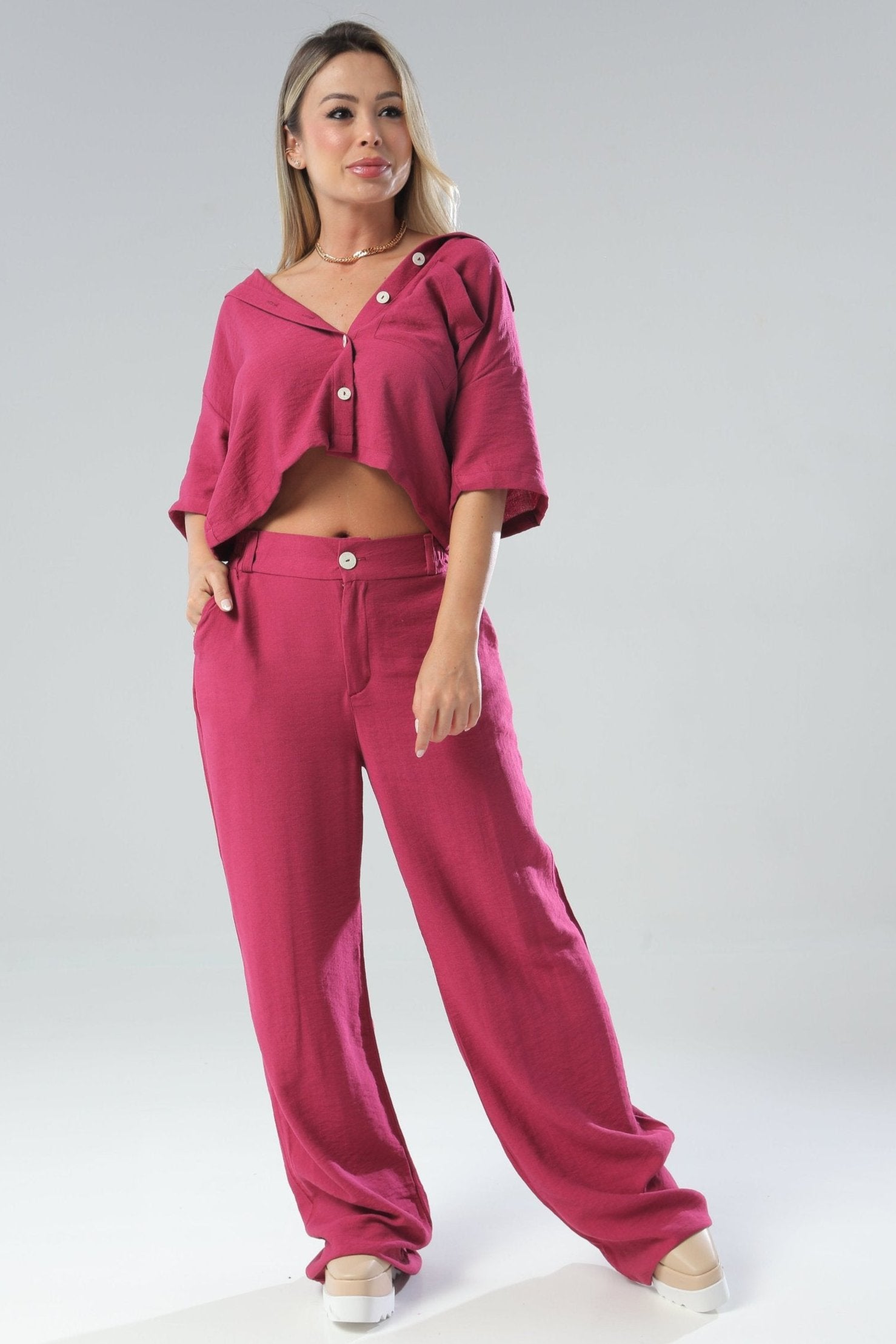 Conjunto de pantalón silueta amplia y camisa corta silueta oversize.