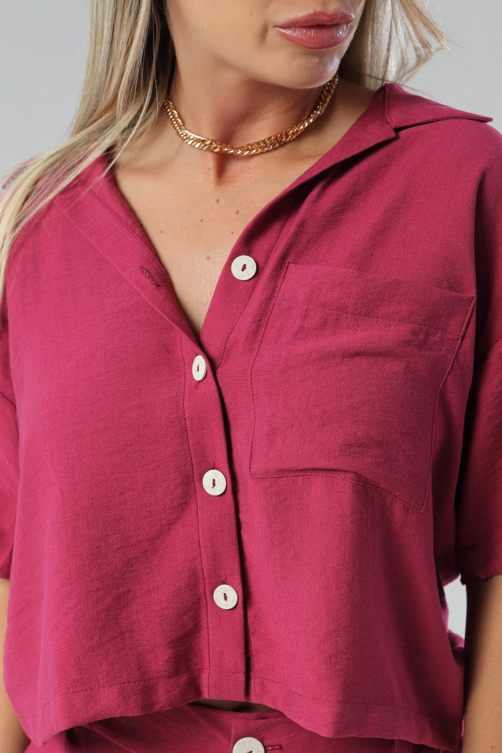 Conjunto de pantalón silueta amplia y camisa corta silueta oversize.