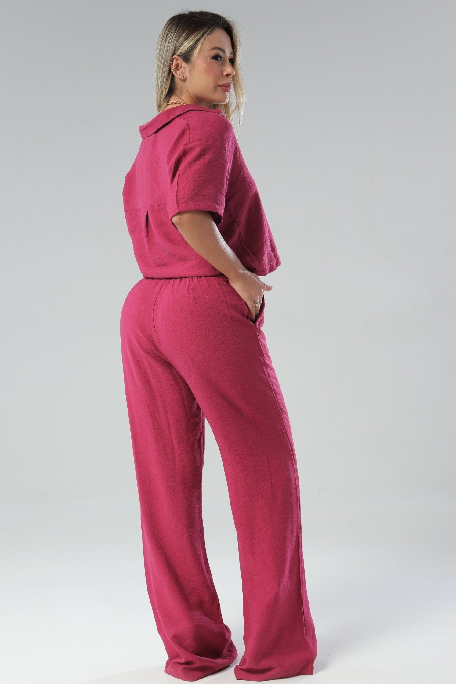 Conjunto de pantalón silueta amplia y camisa corta silueta oversize.