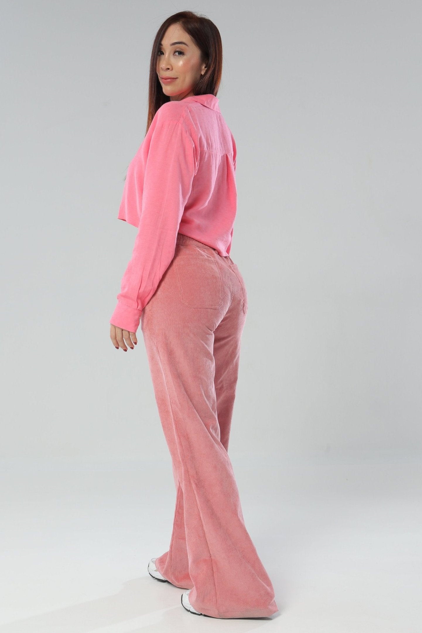 Pantalón tiro alto, en tela corduroy