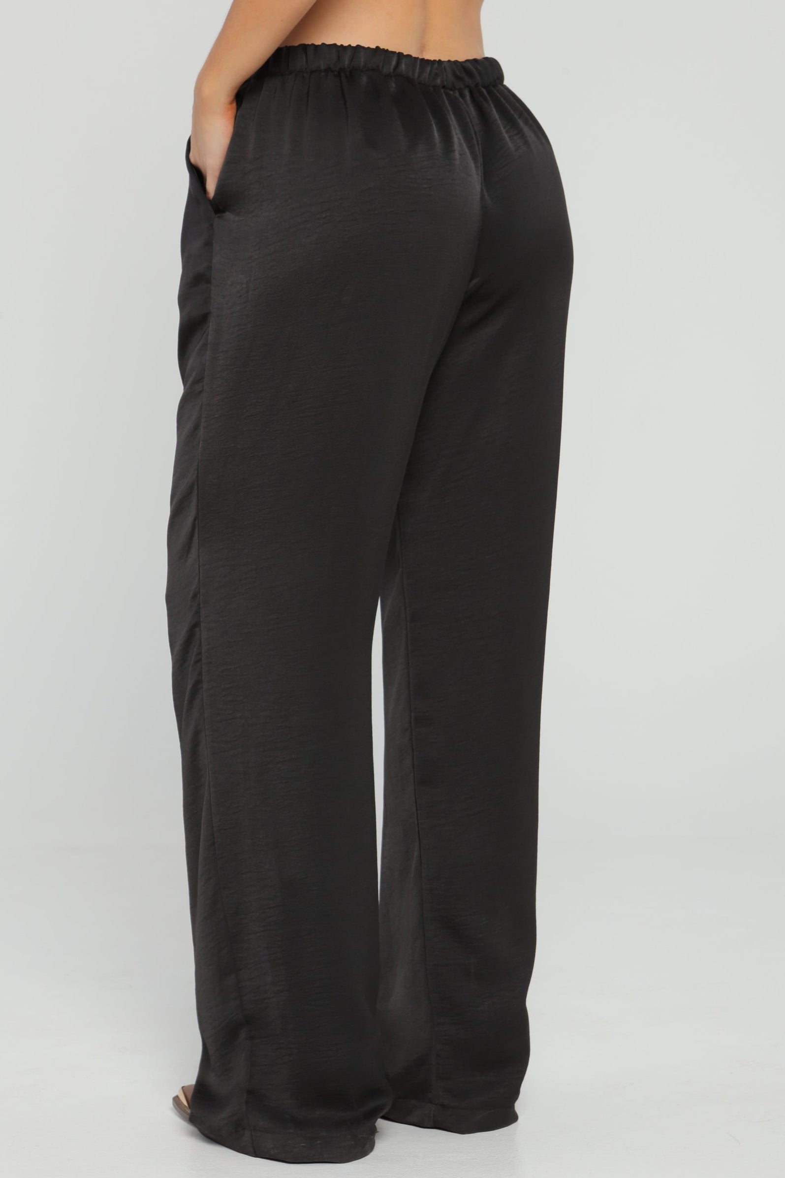 PANTALON SILUETA FLARED CON PRETINA RECOGIDA