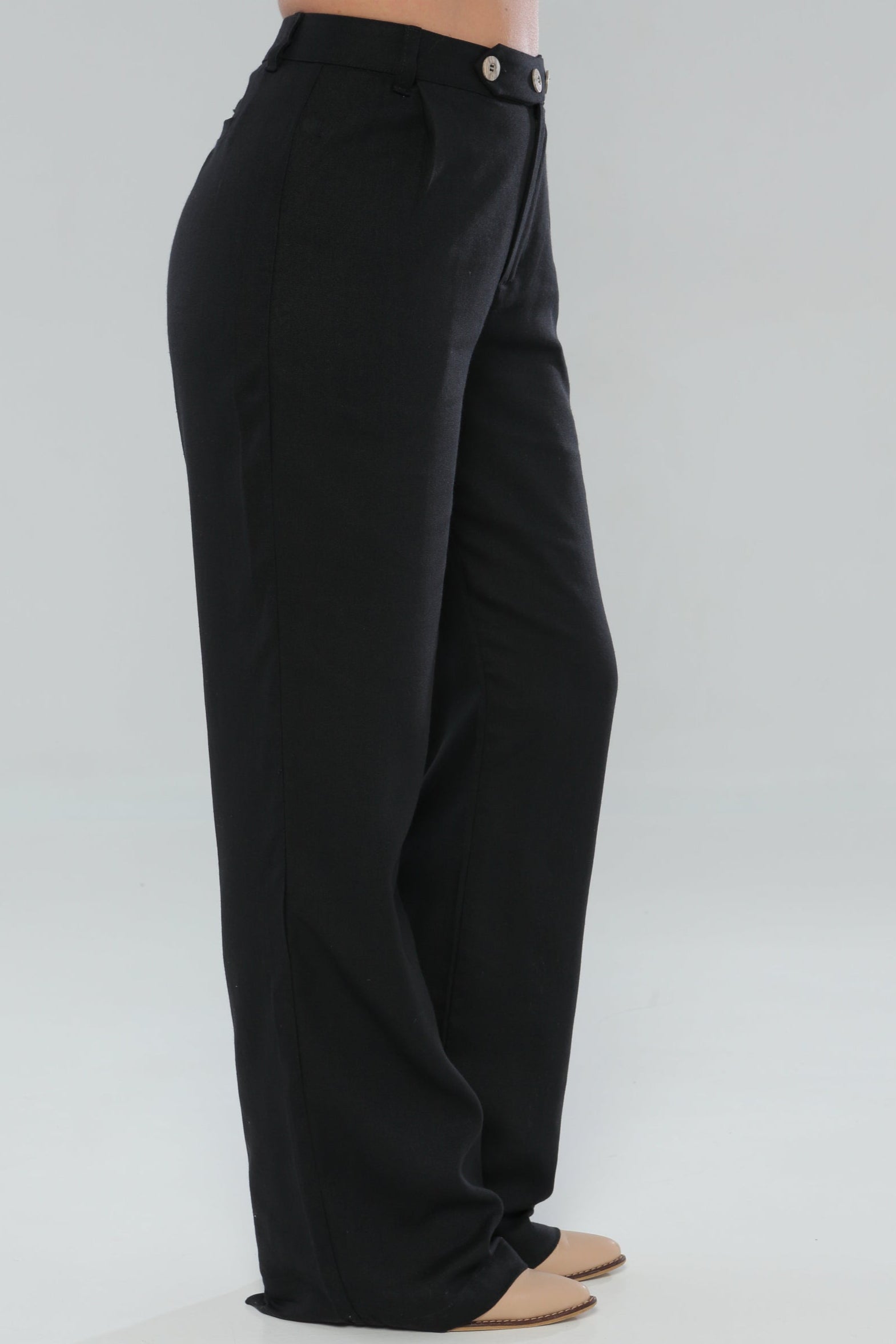 Pantalon pretina con cruce y prenses.