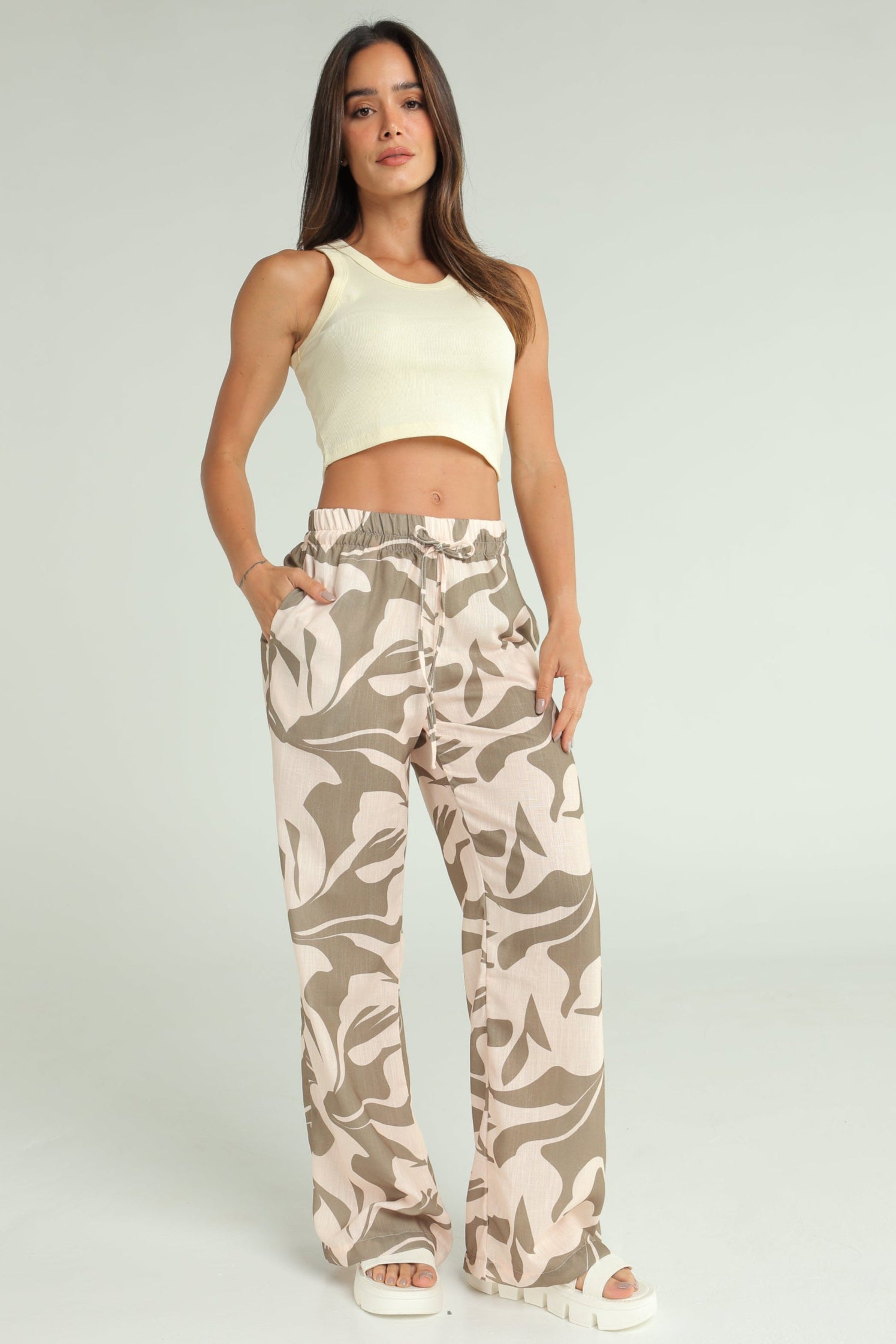 PANTALON EN TELA SUBLIMADA, PRETINA CON ELASTICO AJUSTABLE