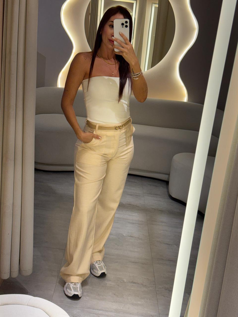 PANTALON SILUETA SEMIAMPLIA CON BOLSILLOS TIPO PARCHE