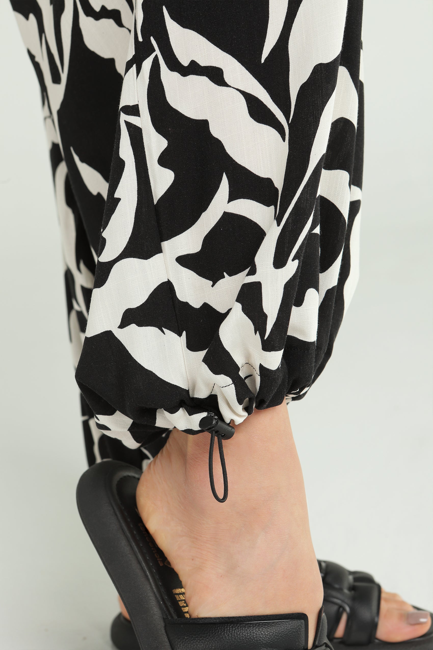 PANTALON ESTAMPADO CON PRETINA ANATOMICA CON DETALLE EN PRETINA