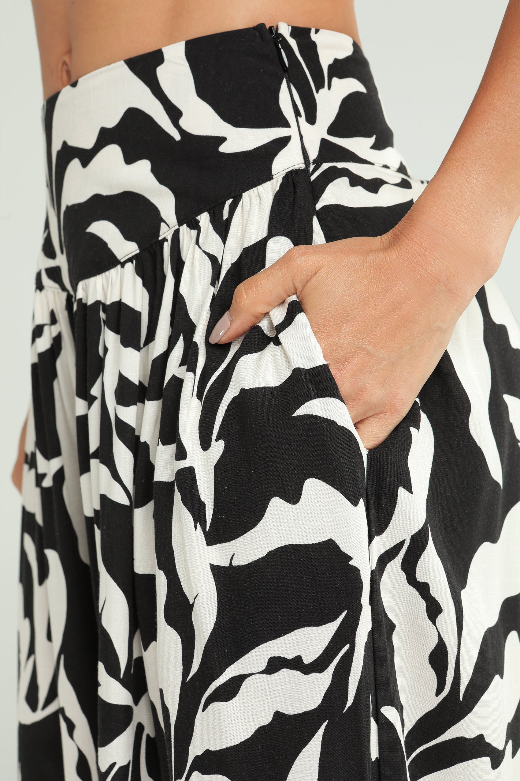 PANTALON ESTAMPADO CON PRETINA ANATOMICA CON DETALLE EN PRETINA