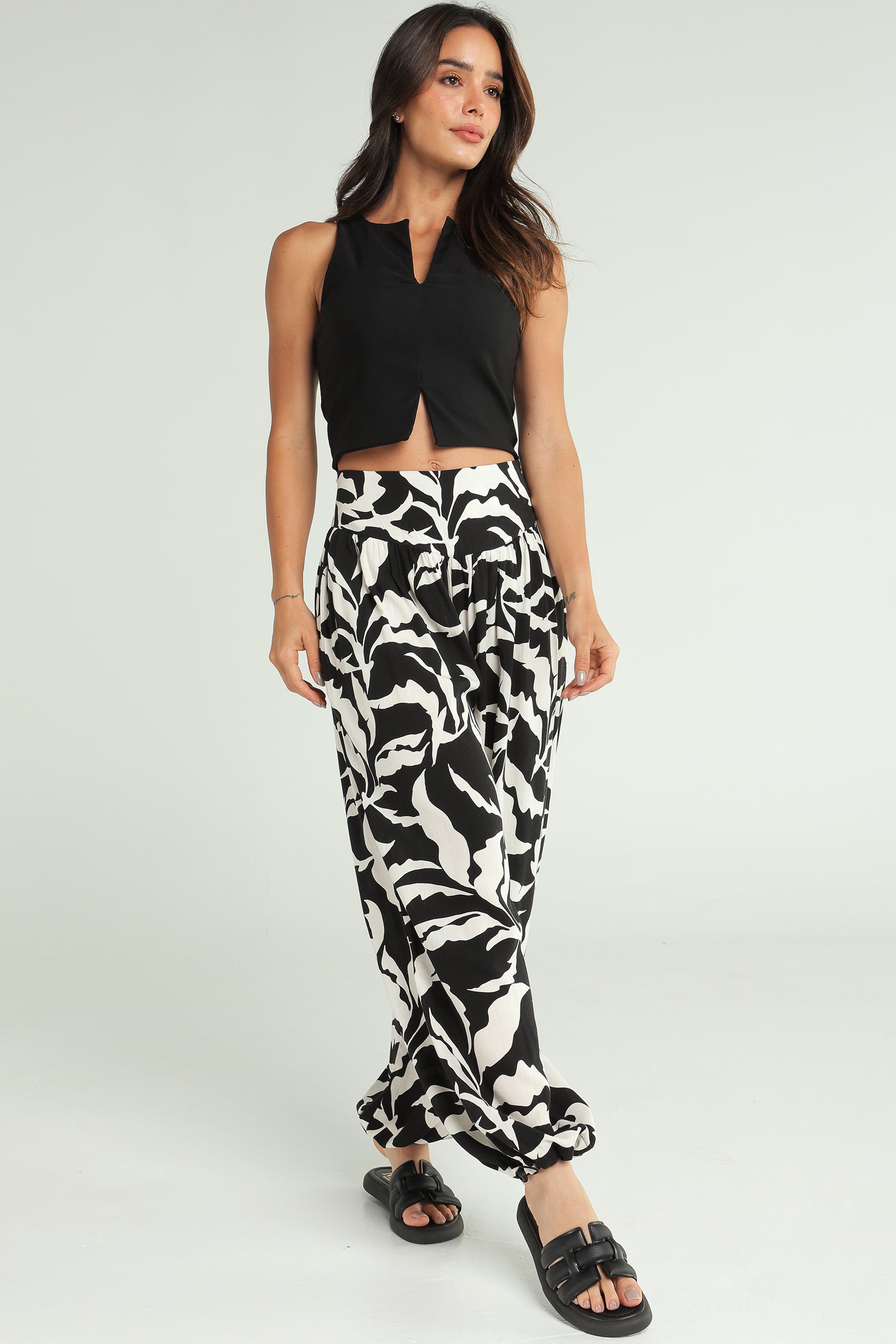 PANTALON ESTAMPADO CON PRETINA ANATOMICA CON DETALLE EN PRETINA