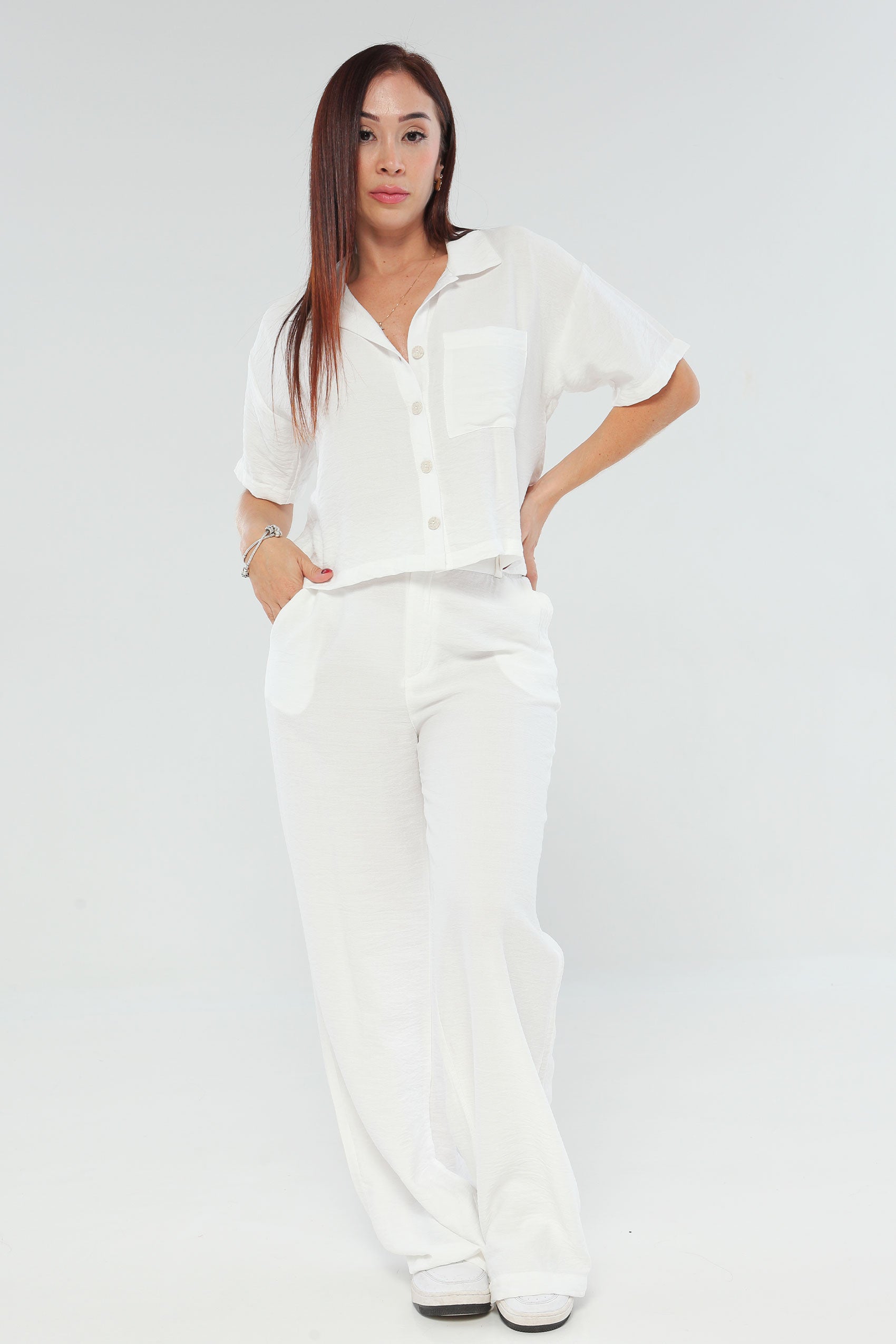 Conjunto de pantalón silueta amplia y camisa corta silueta oversize.