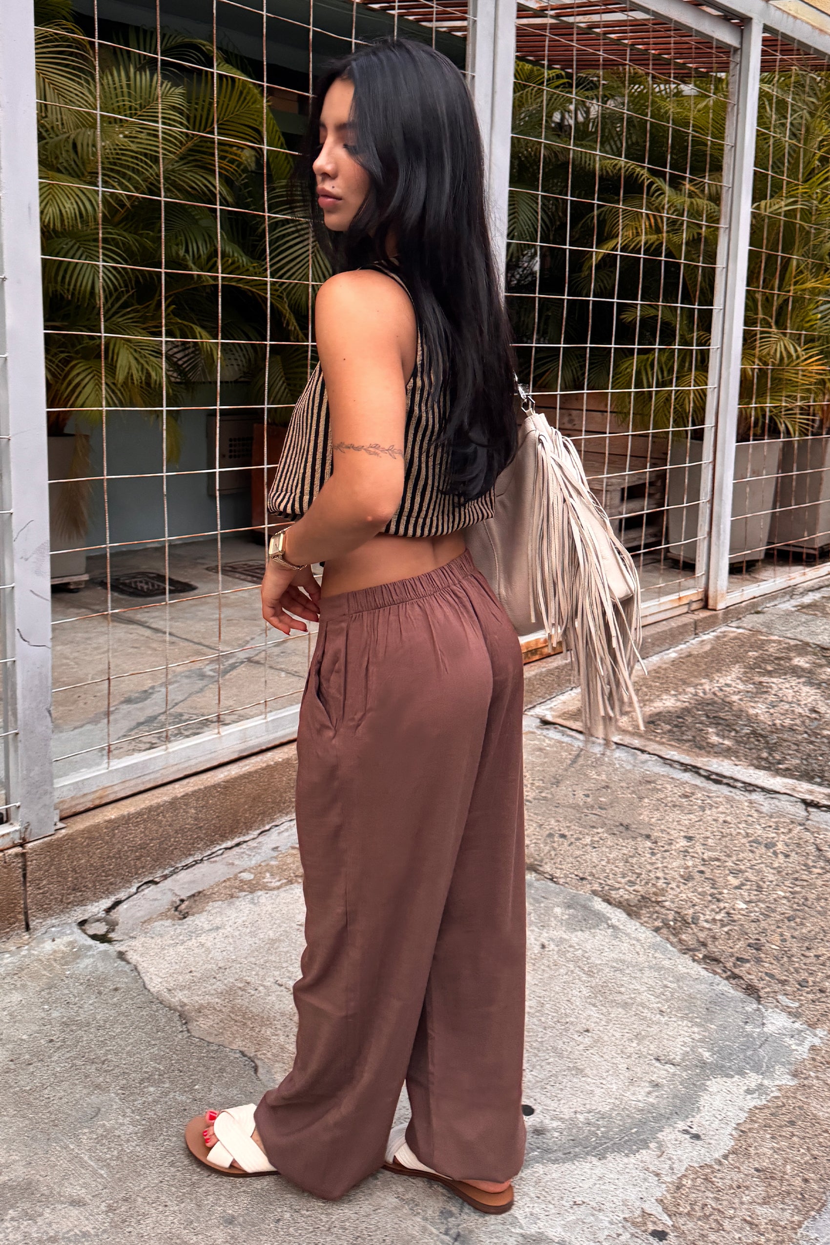 PANTALON SILUETA FLARED CON PRETINA RECOGIDA EN POSTERIOR Y CORDON