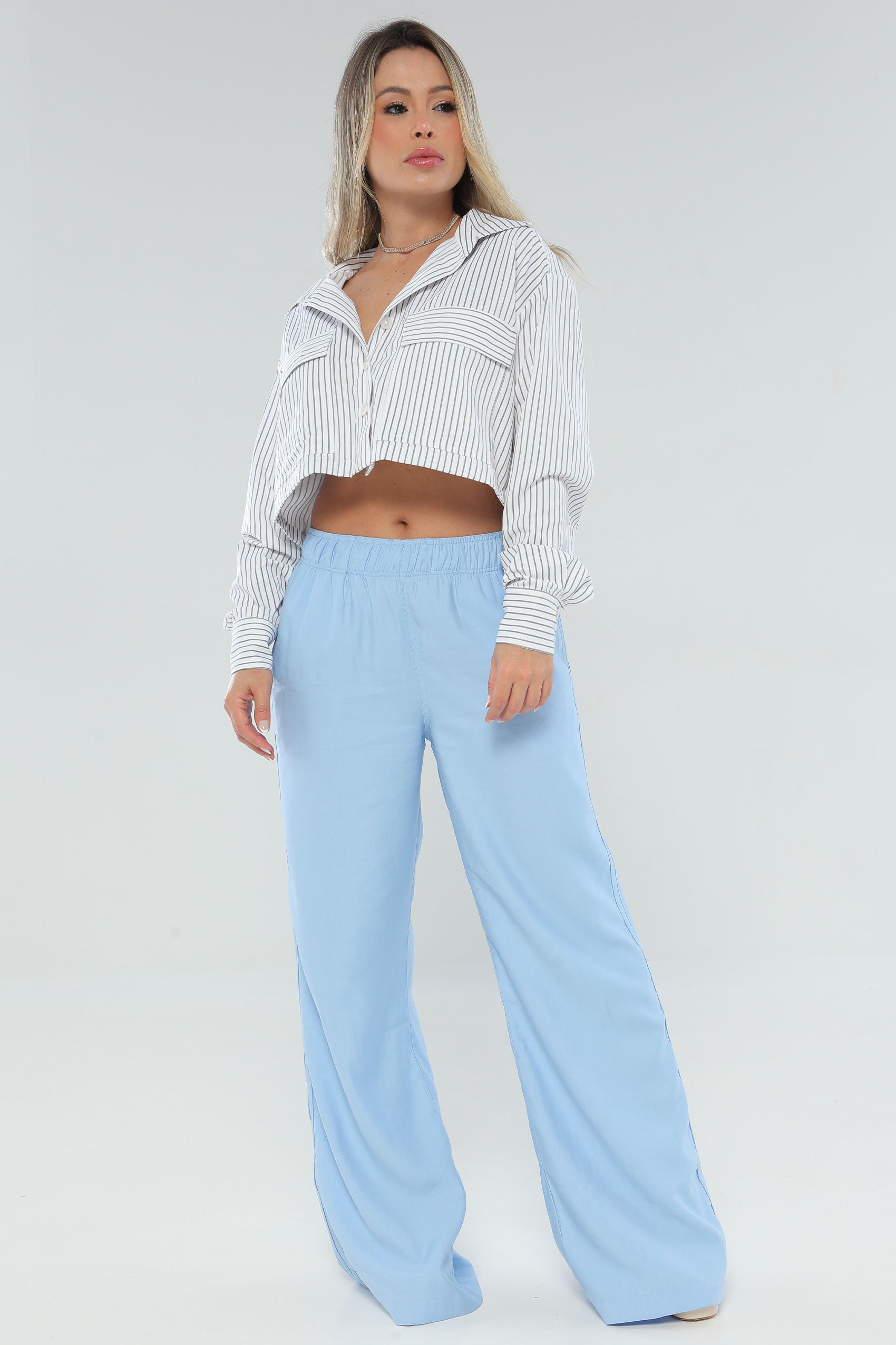 Camisa silueta oversize corta, en tela de rayas.
