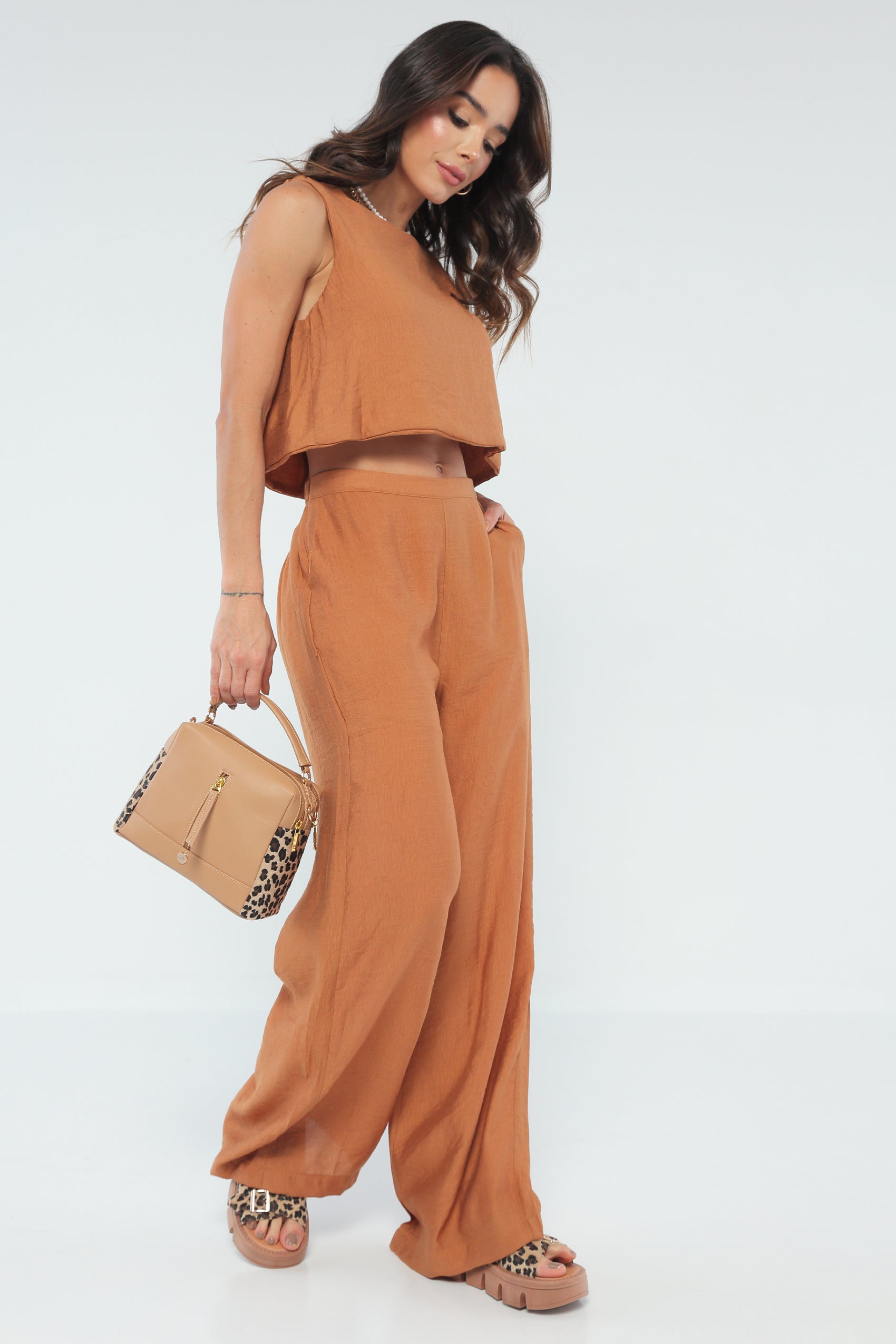 CONJUNTO PANTALON CON PRETINA LISA EN DELANTERO