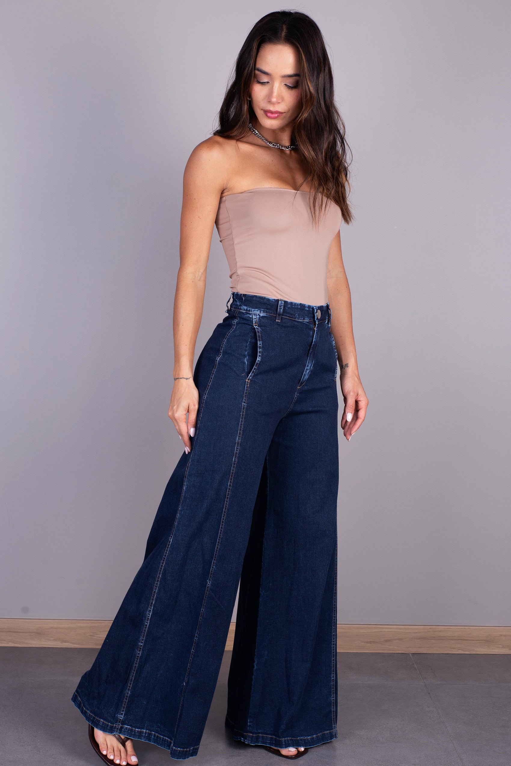 PANTALON SILUETA AMPLIA, CON CORTES EN COSTADO