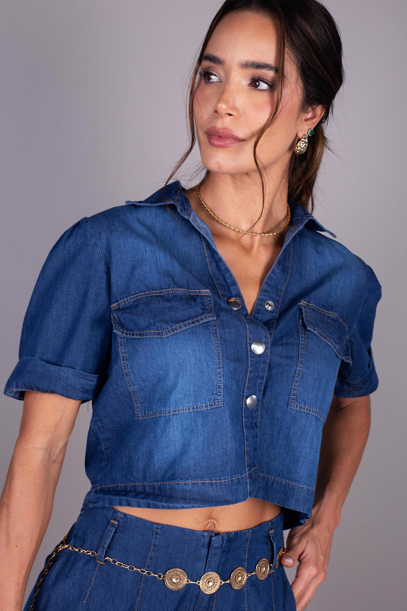 CAMISA CON BROCHES Y MANGA CORTA