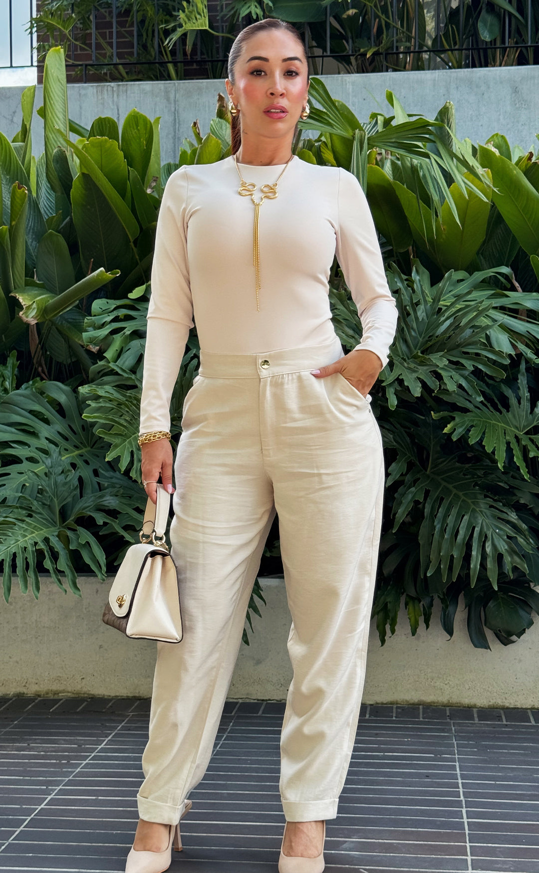 PANTALON CON CIERRE FRONTAL