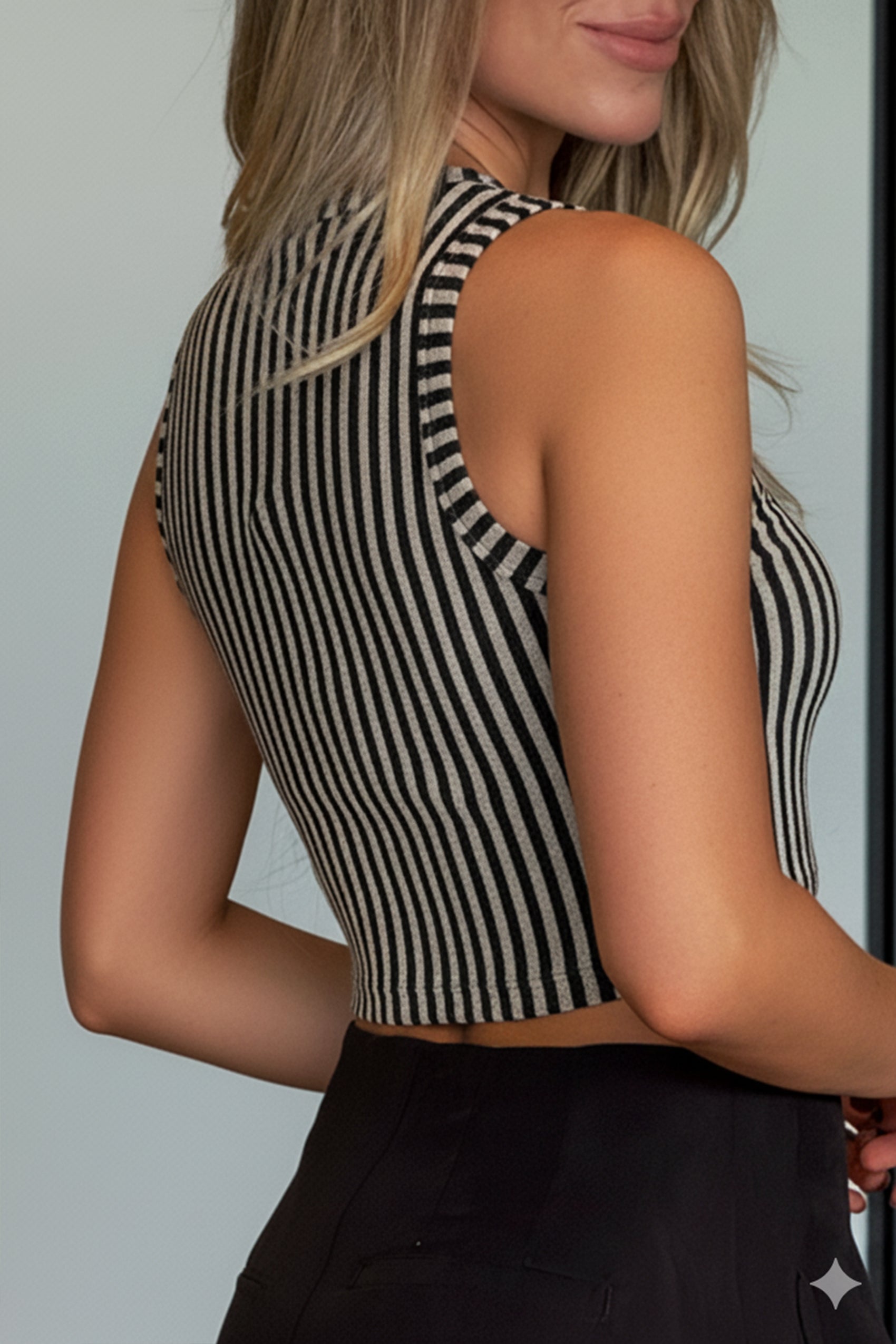 BLUSA BASICA SIN MANGAS EN TELA TIPO TEJIDA