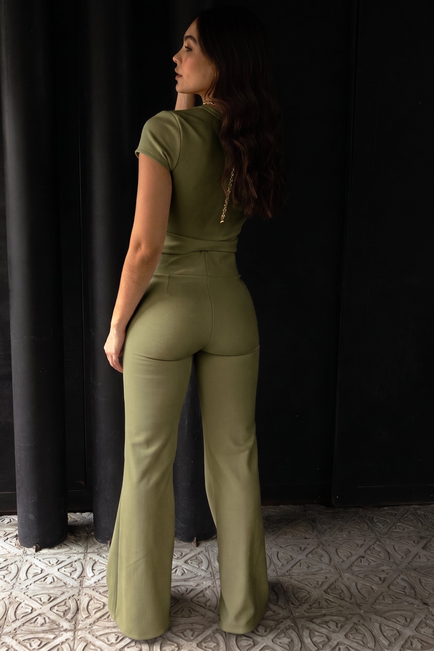 CONJUNTO BOTA CAMPANA Y CAMISA BÁSICA