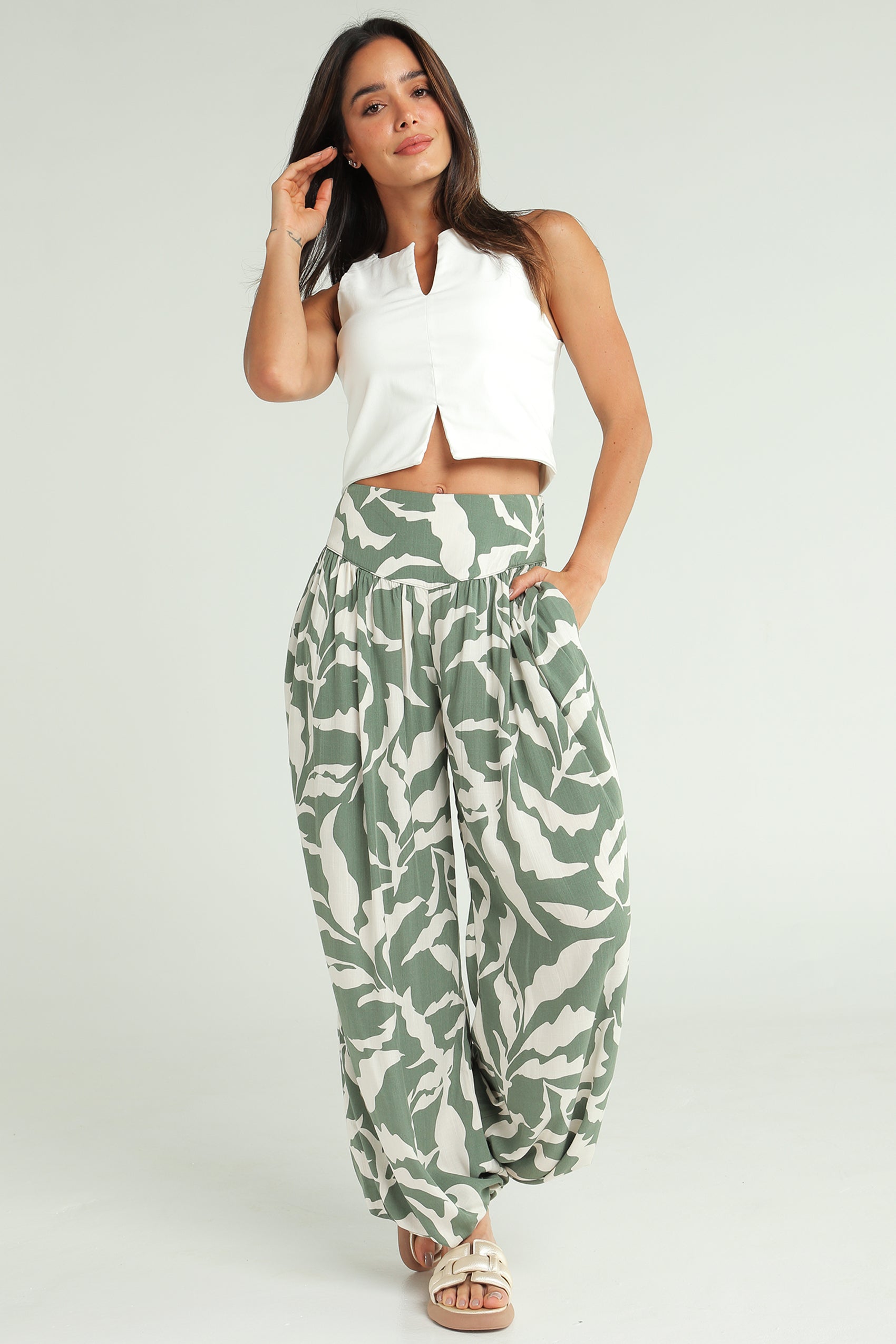 PANTALON ESTAMPADO CON PRETINA ANATOMICA CON DETALLE EN PRETINA