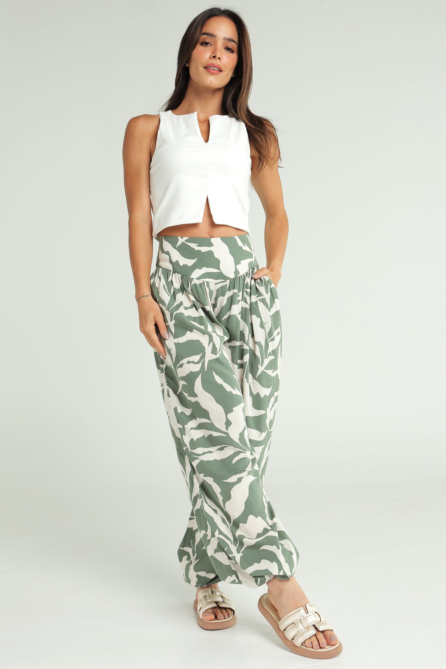 PANTALON ESTAMPADO CON PRETINA ANATOMICA CON DETALLE EN PRETINA