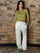 PANTALON SILUETA FLARED CON PRETINA RECOGIDA