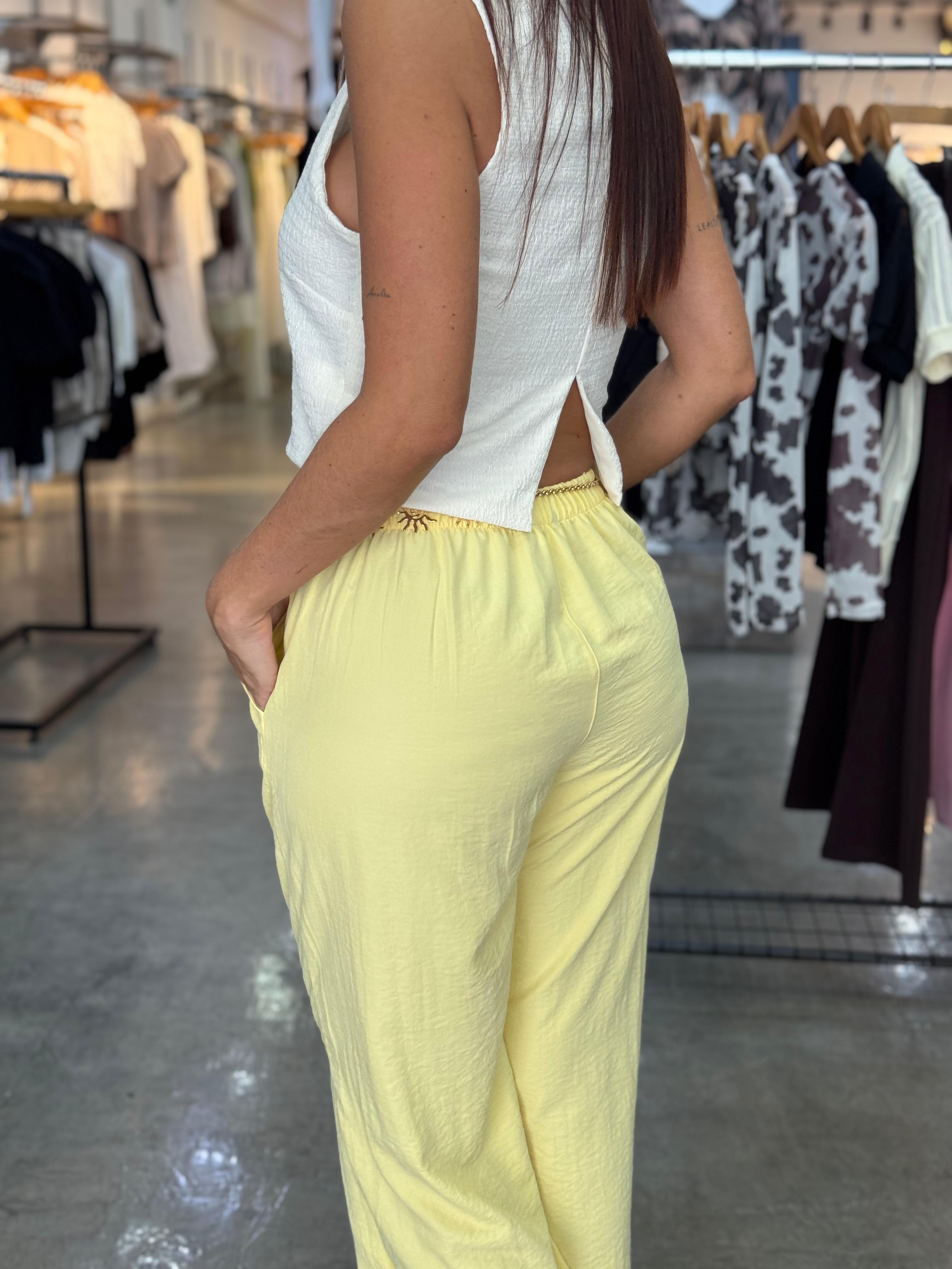 PANTALON SILUETA FLARED CON PRETINA RECOGIDA