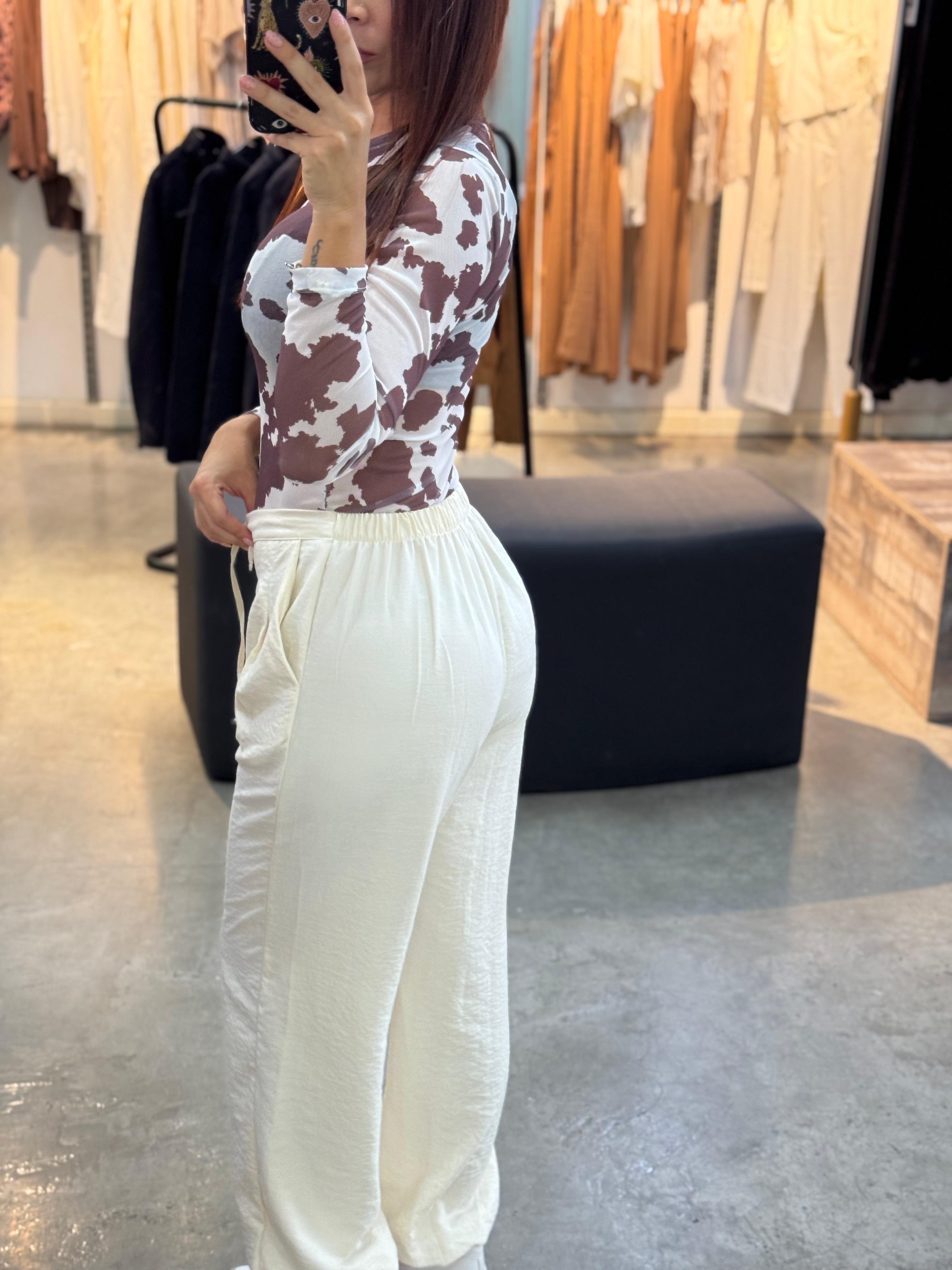 PANTALON SILUETA FLARED CON PRETINA RECOGIDA