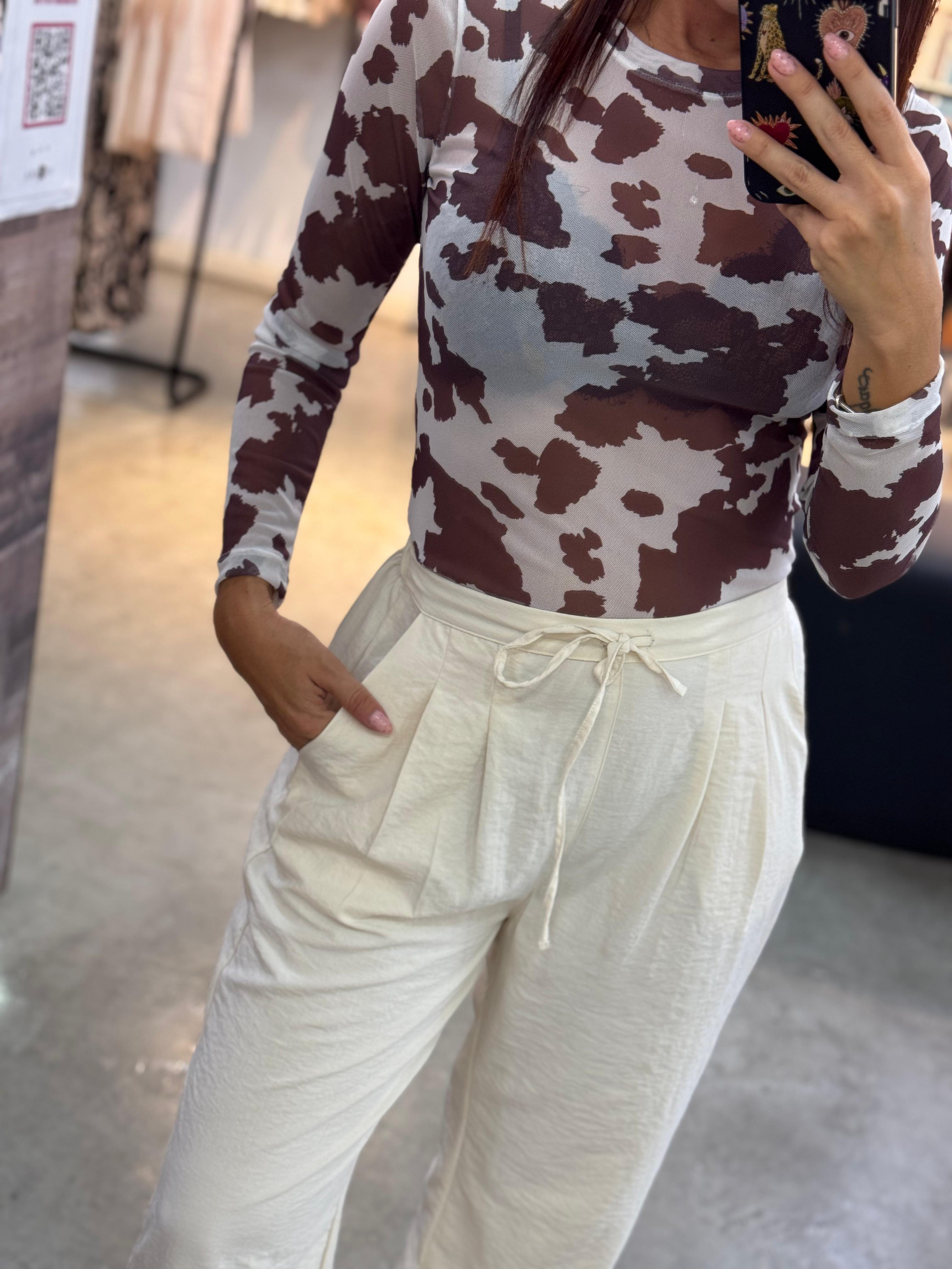 PANTALON SILUETA FLARED CON PRETINA RECOGIDA